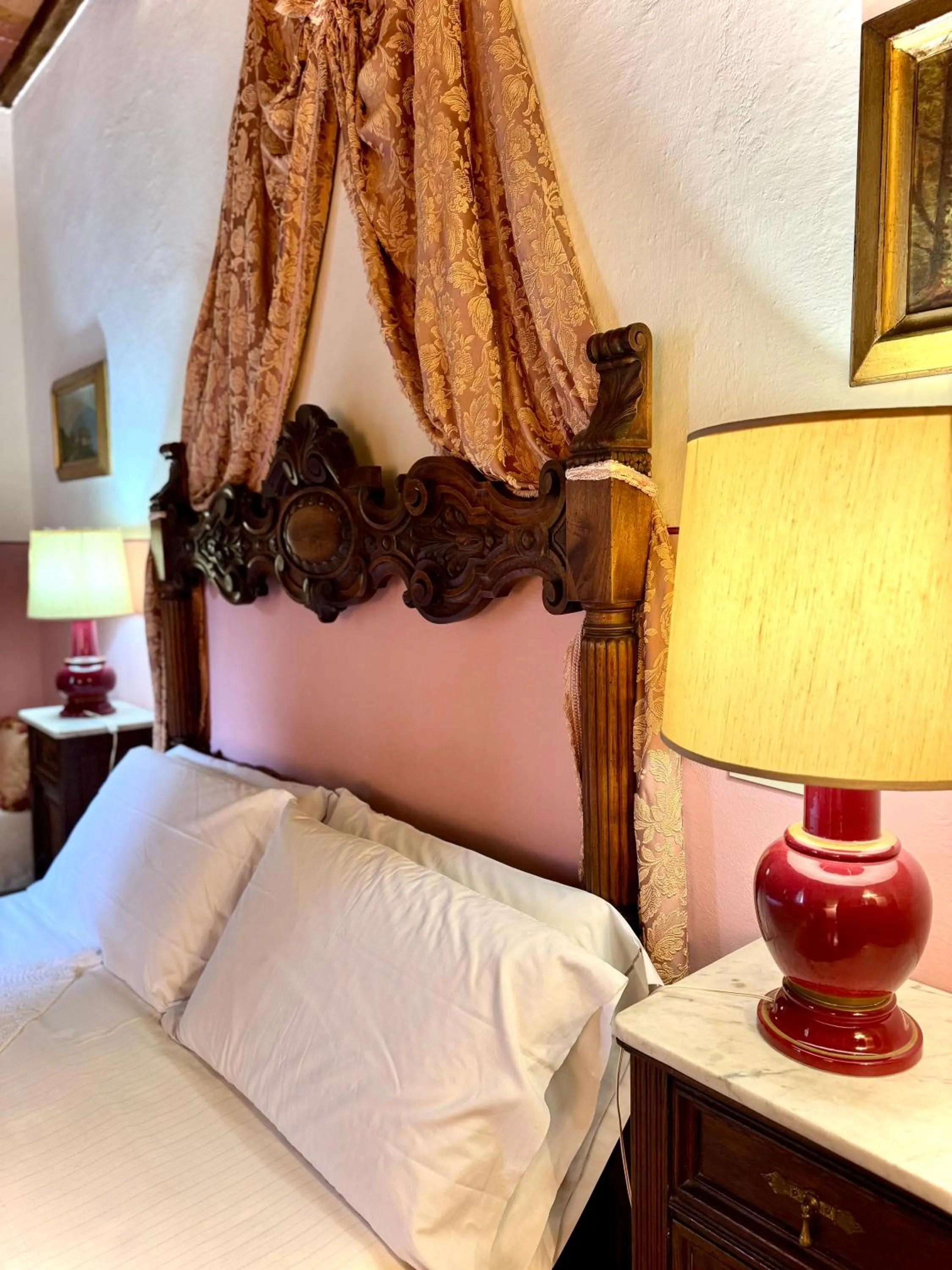 Bed in Villa La Dogana B&B di Charme - Historic Villa with a beautiful garden - private parking