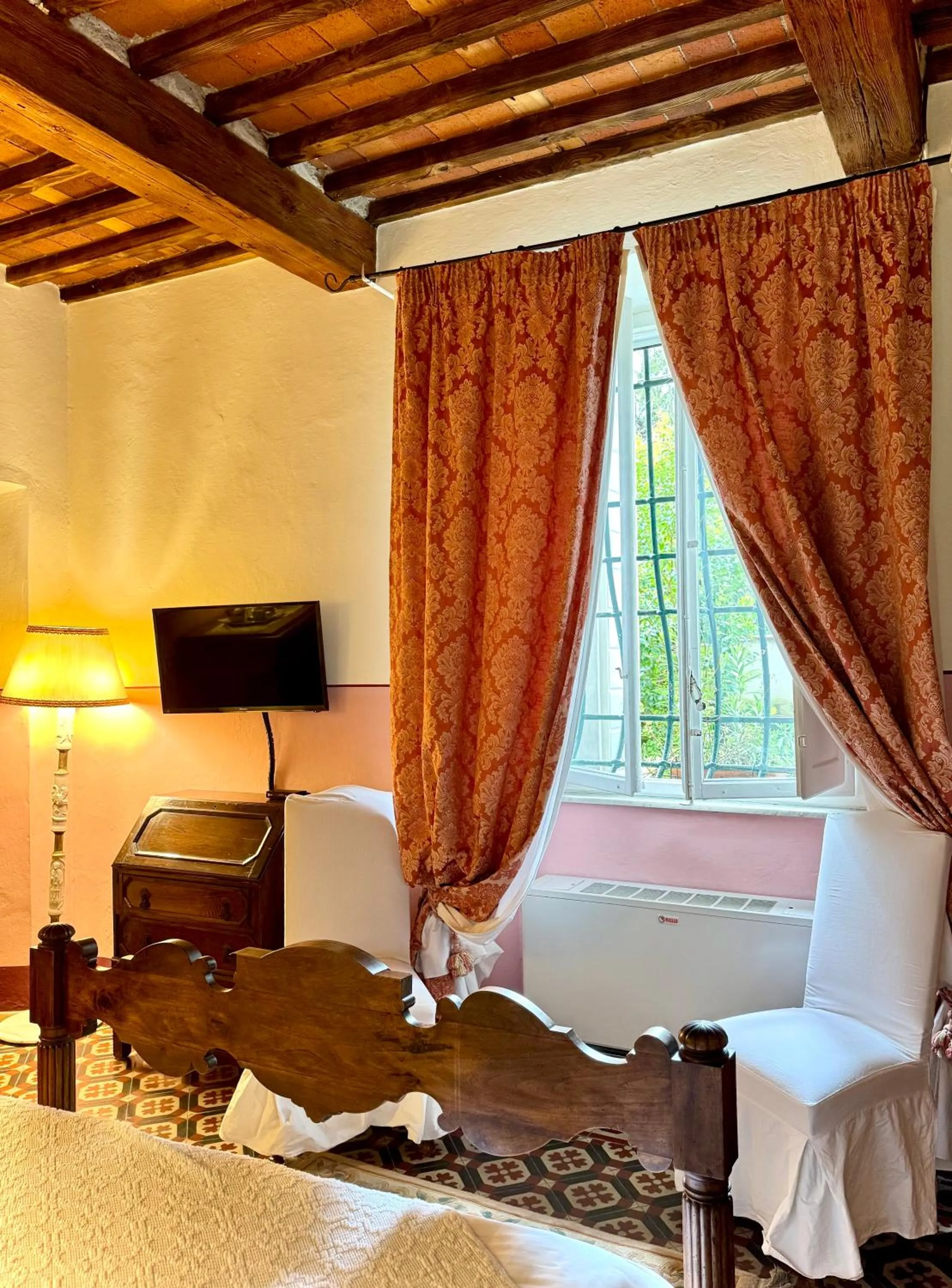 Bed in Villa La Dogana B&B di Charme - Historic Villa with a beautiful garden - private parking
