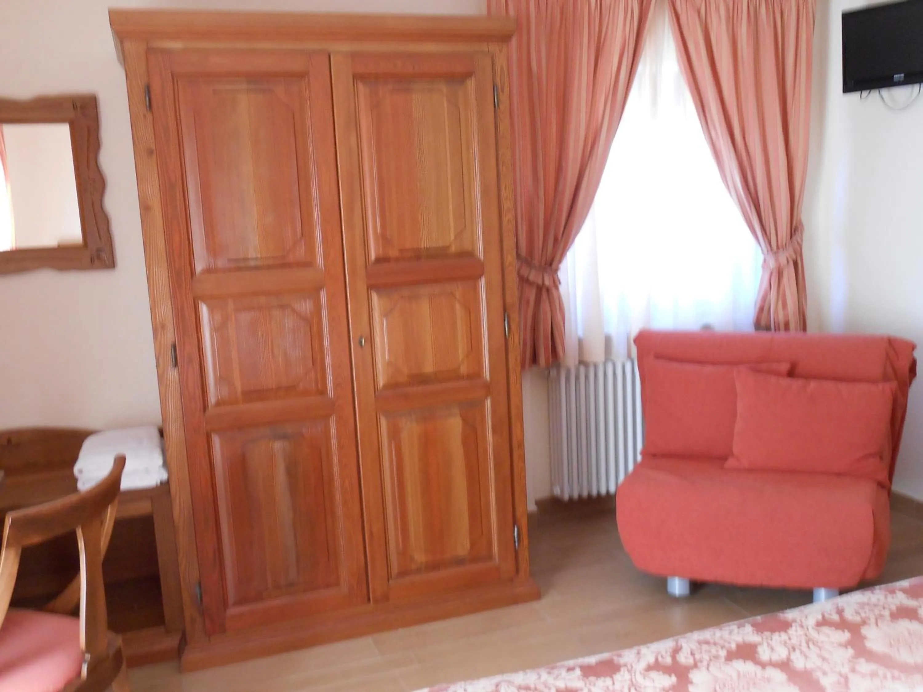 Photo of the whole room in Affittacamere Les Noyers