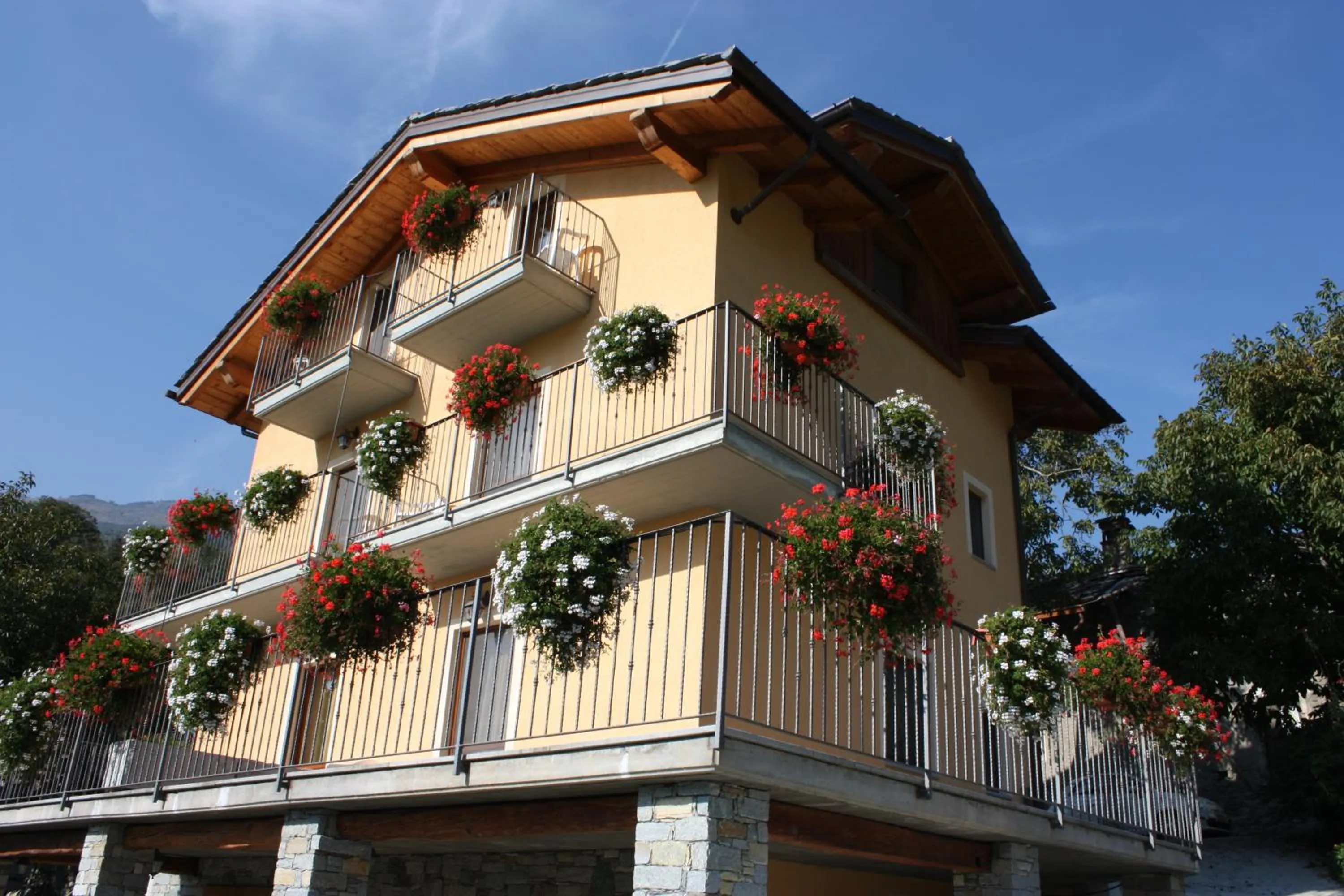 Facade/entrance in Affittacamere Les Noyers