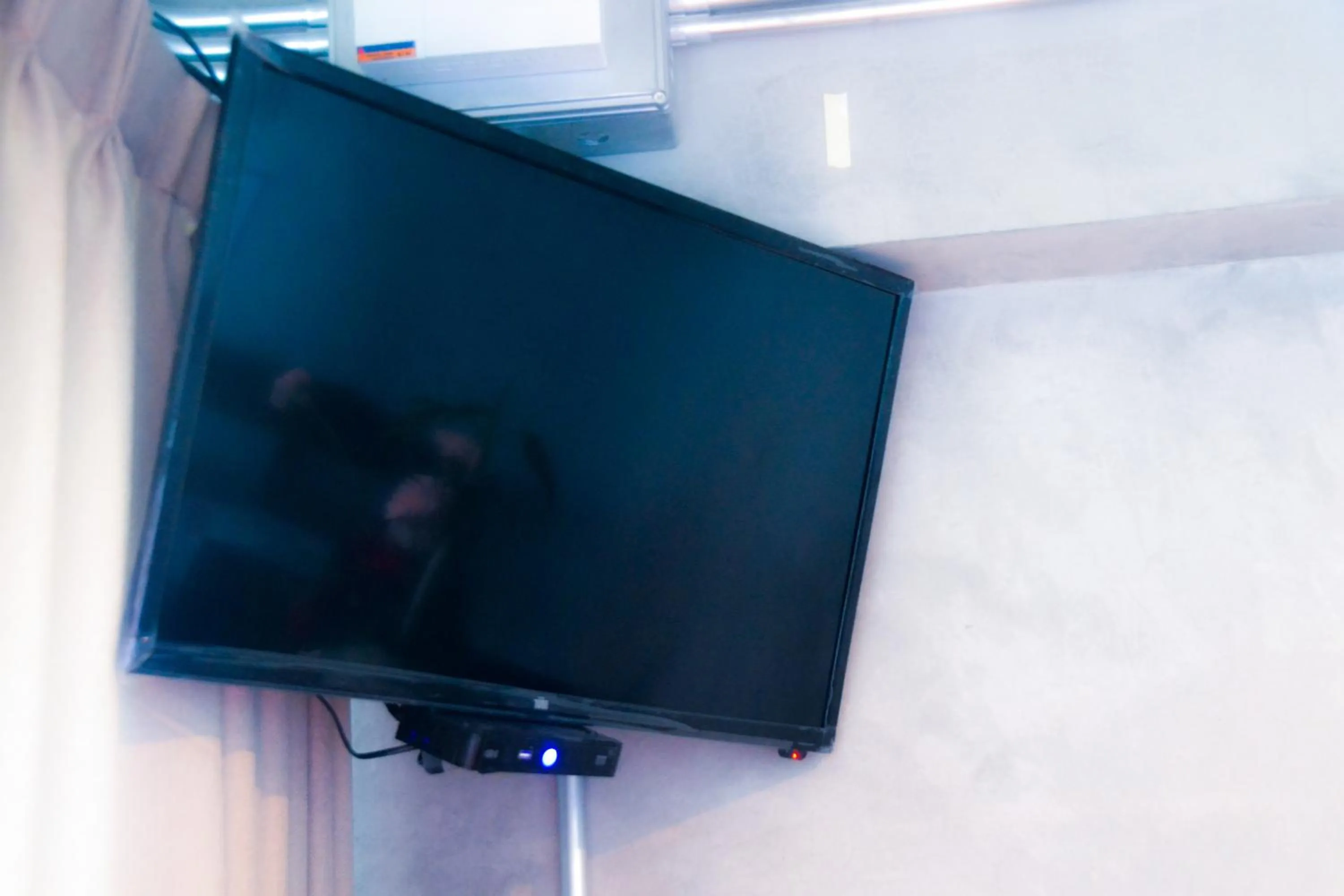 Communal lounge/ TV room in Baan Tubkaek Hotel