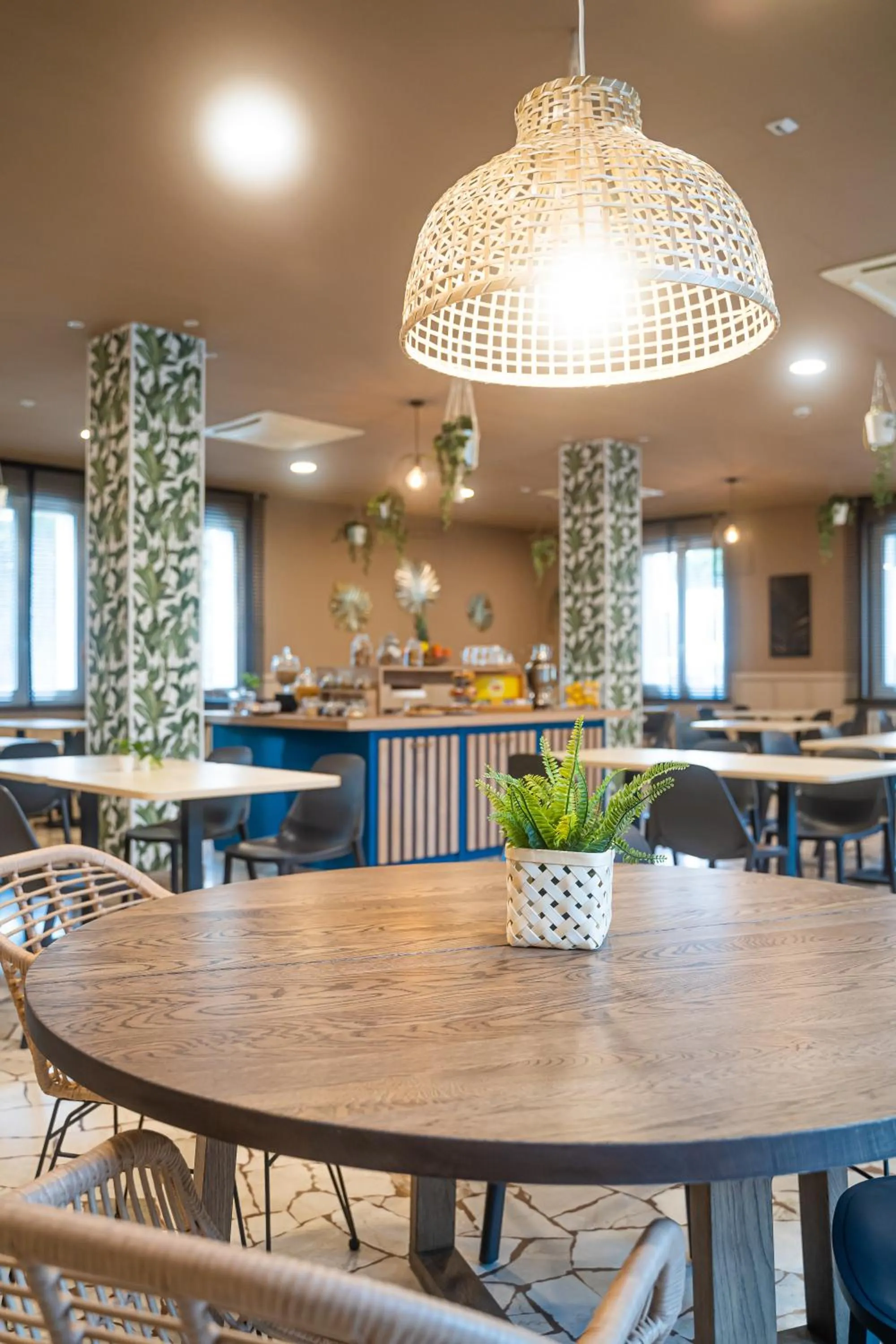 Restaurant/places to eat in My Place Hotel