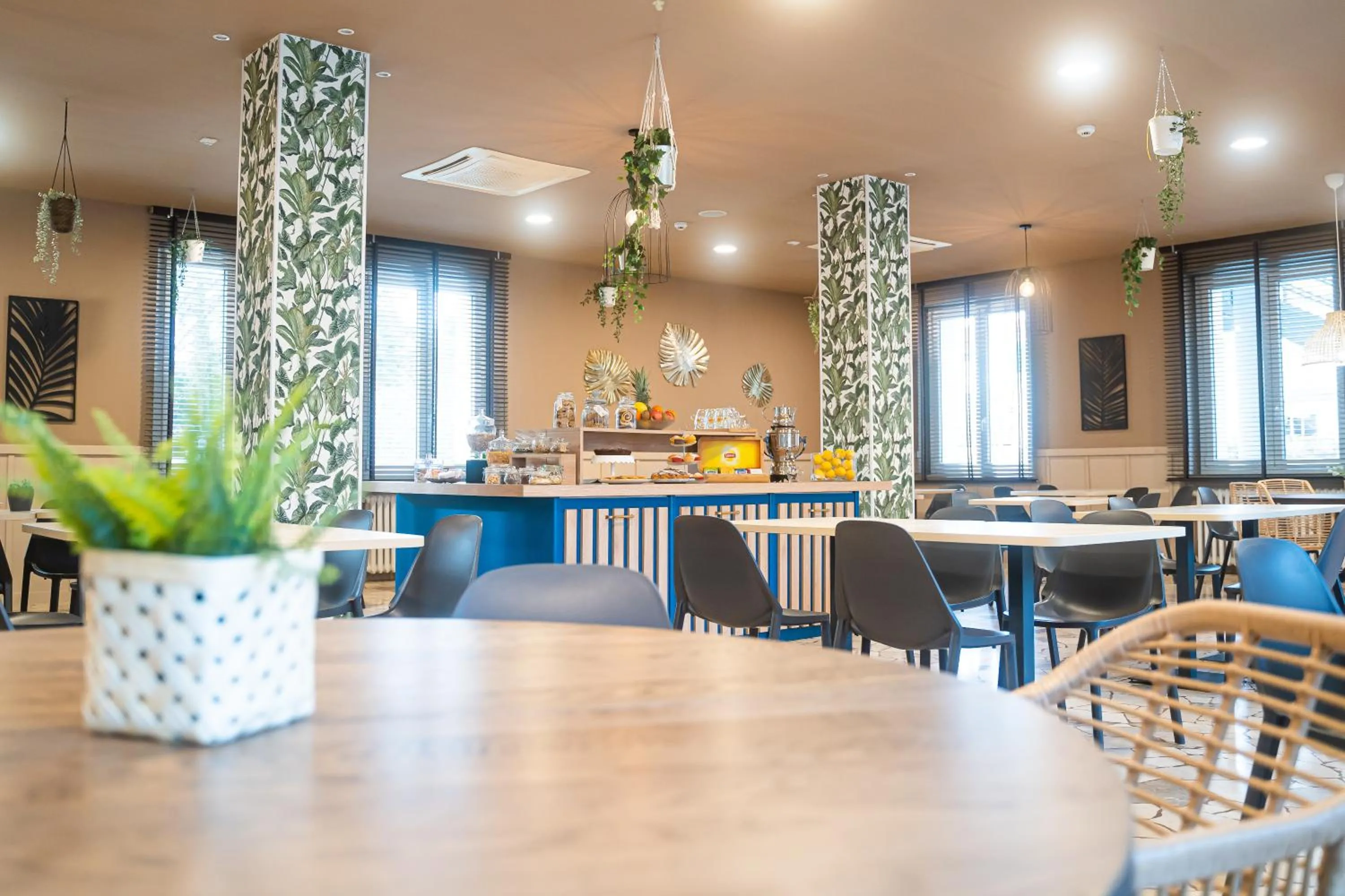 Restaurant/places to eat in My Place Hotel