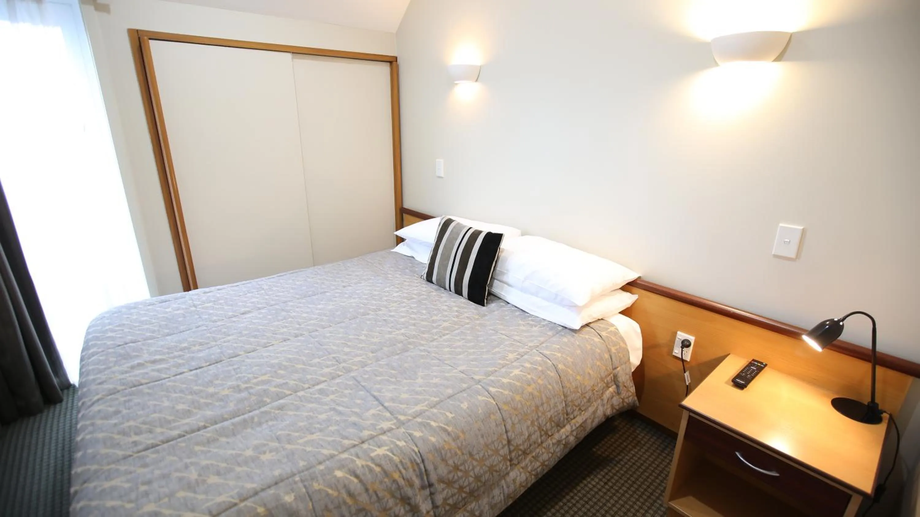 Bedroom, Bed in Dunedin Leisure Lodge - Distinction