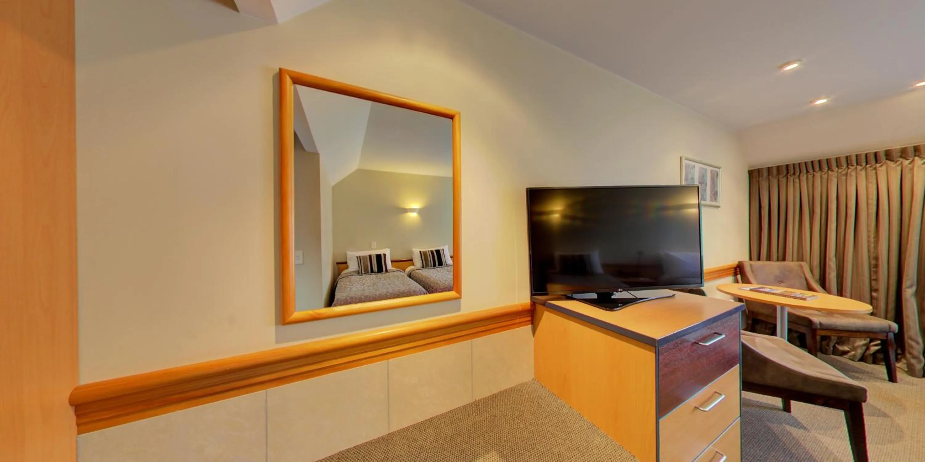 TV and multimedia in Dunedin Leisure Lodge - Distinction