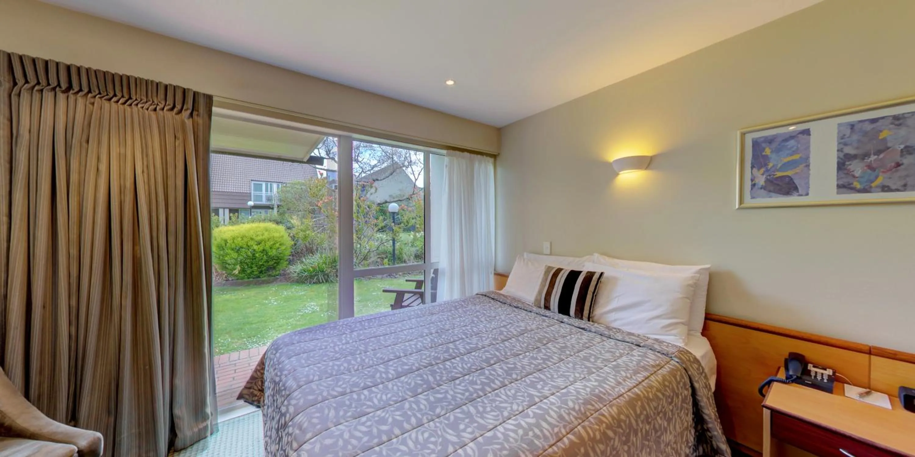 Balcony/Terrace, Bed in Dunedin Leisure Lodge - Distinction