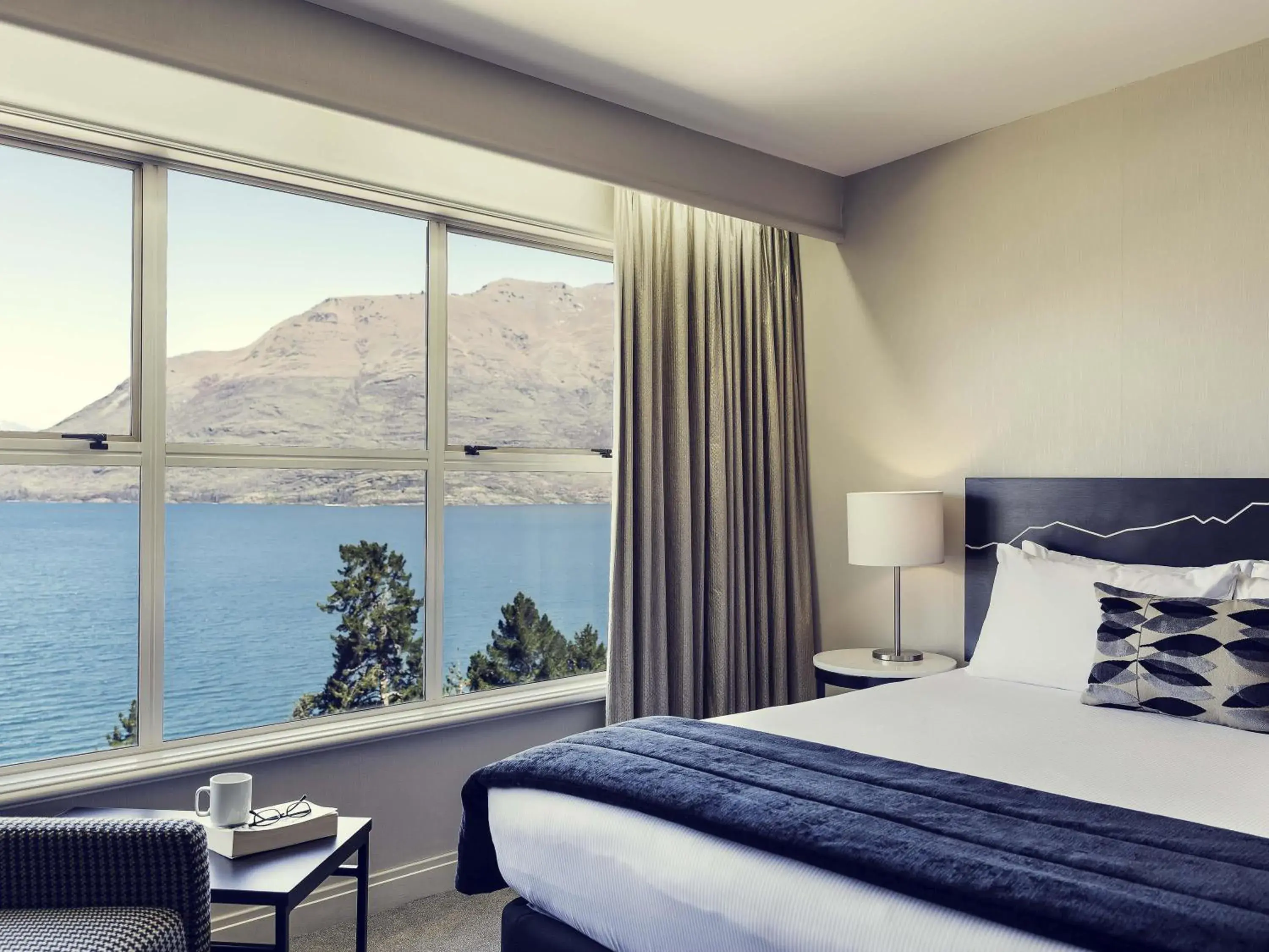 Superior Lake View Room with King Bed in Mercure Queenstown Resort Superior Lake View Room with King Bed in Mercure Queenstown Resort