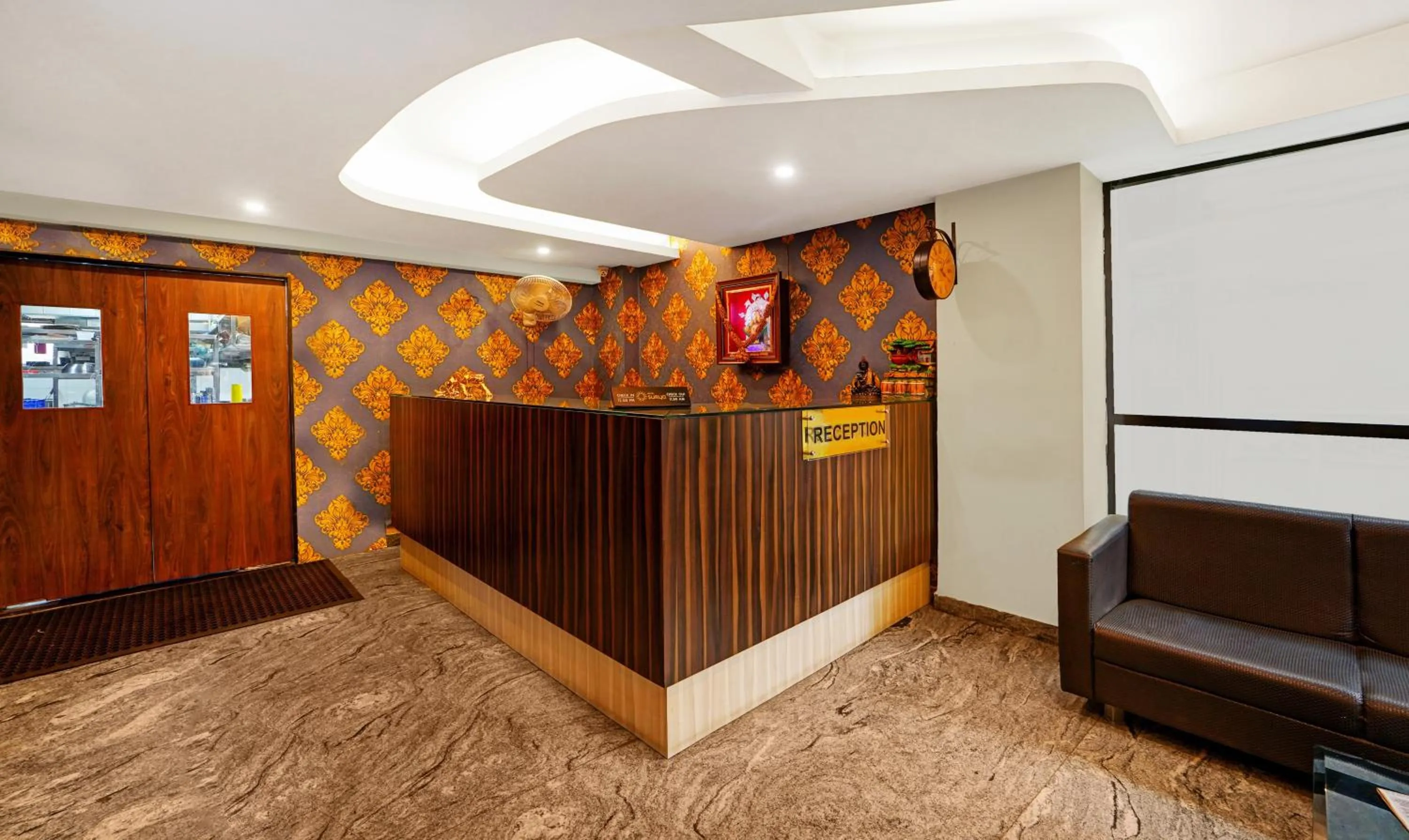 Lobby or reception in Treebo Surya Comforts, 200 Mtrs From Kolhapur Railway Station