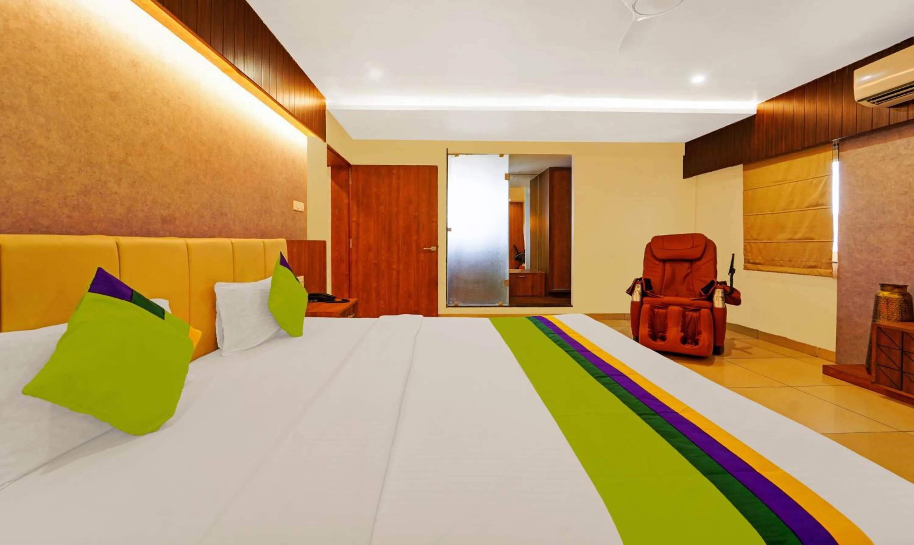 Bedroom, Bed in Treebo Surya Comforts, 200 Mtrs From Kolhapur Railway Station