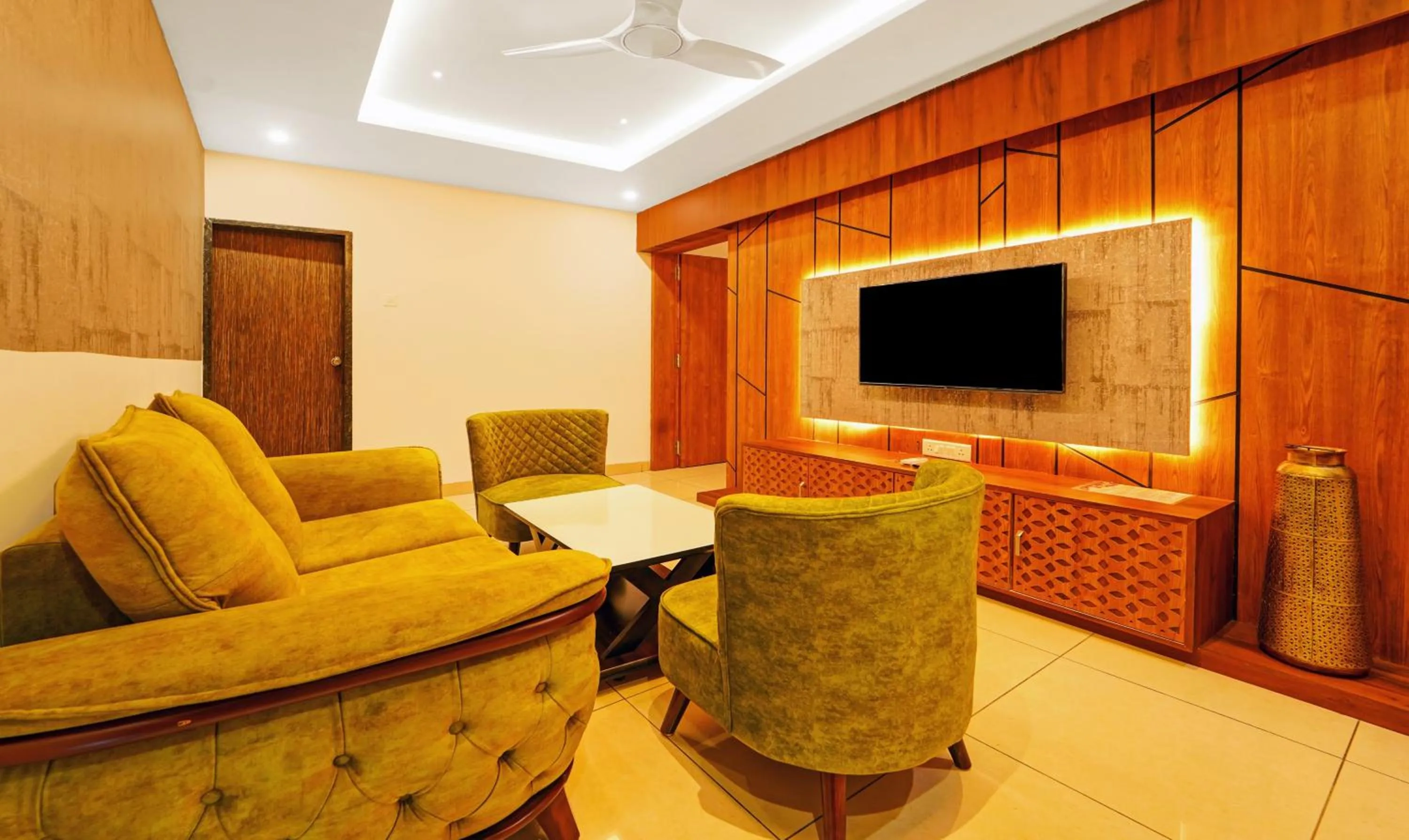 Seating area in Treebo Surya Comforts, 200 Mtrs From Kolhapur Railway Station