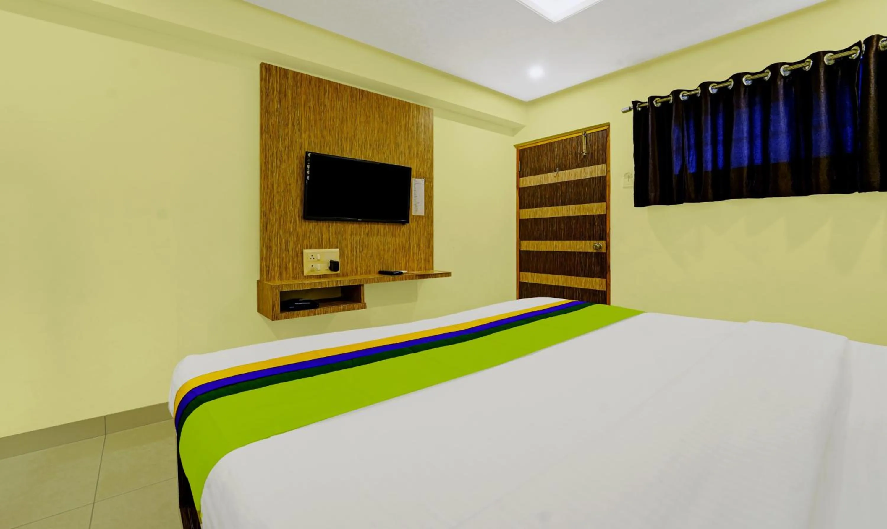 Bedroom, Bed in Treebo Surya Comforts, 200 Mtrs From Kolhapur Railway Station