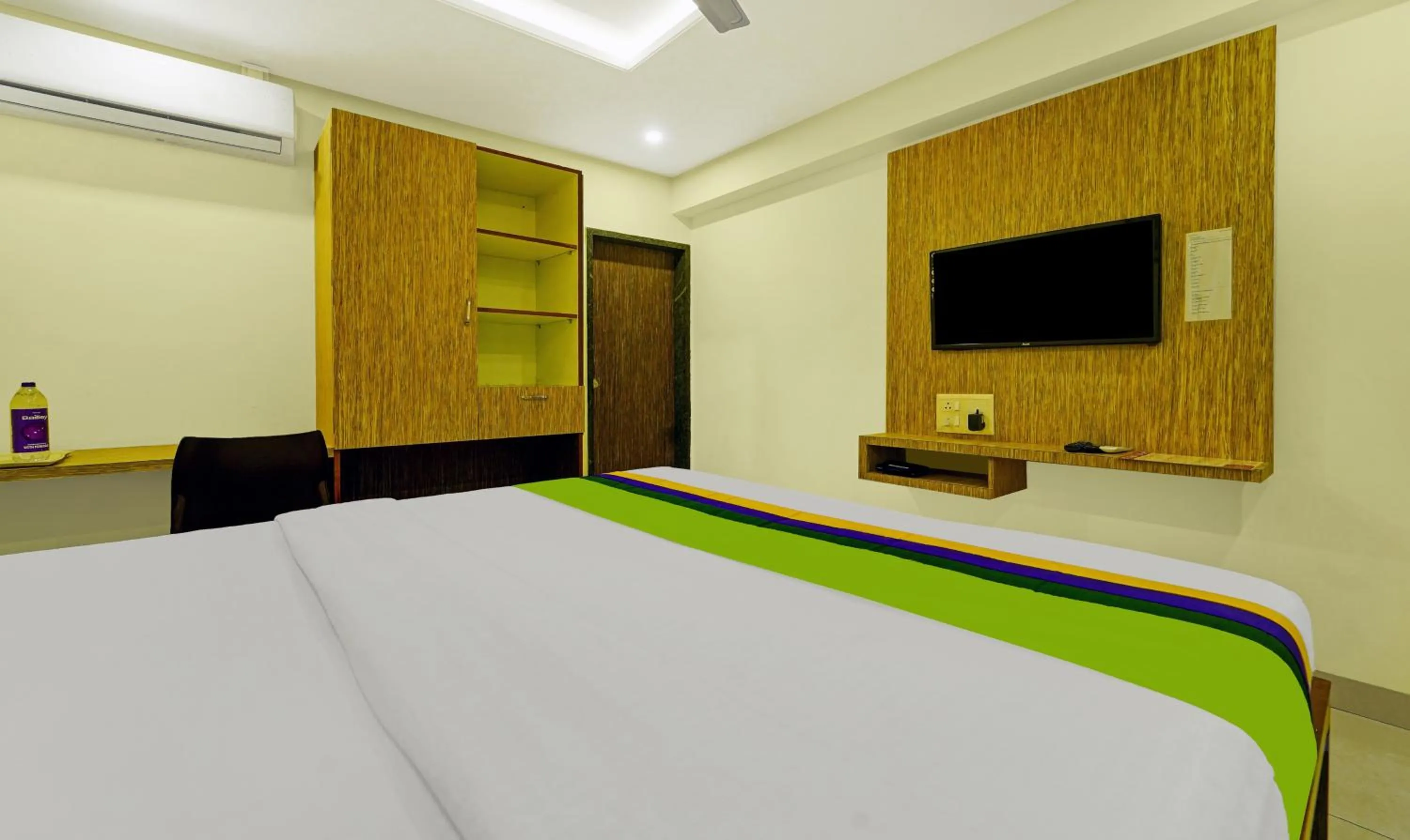 Bedroom, Bed in Treebo Surya Comforts, 200 Mtrs From Kolhapur Railway Station