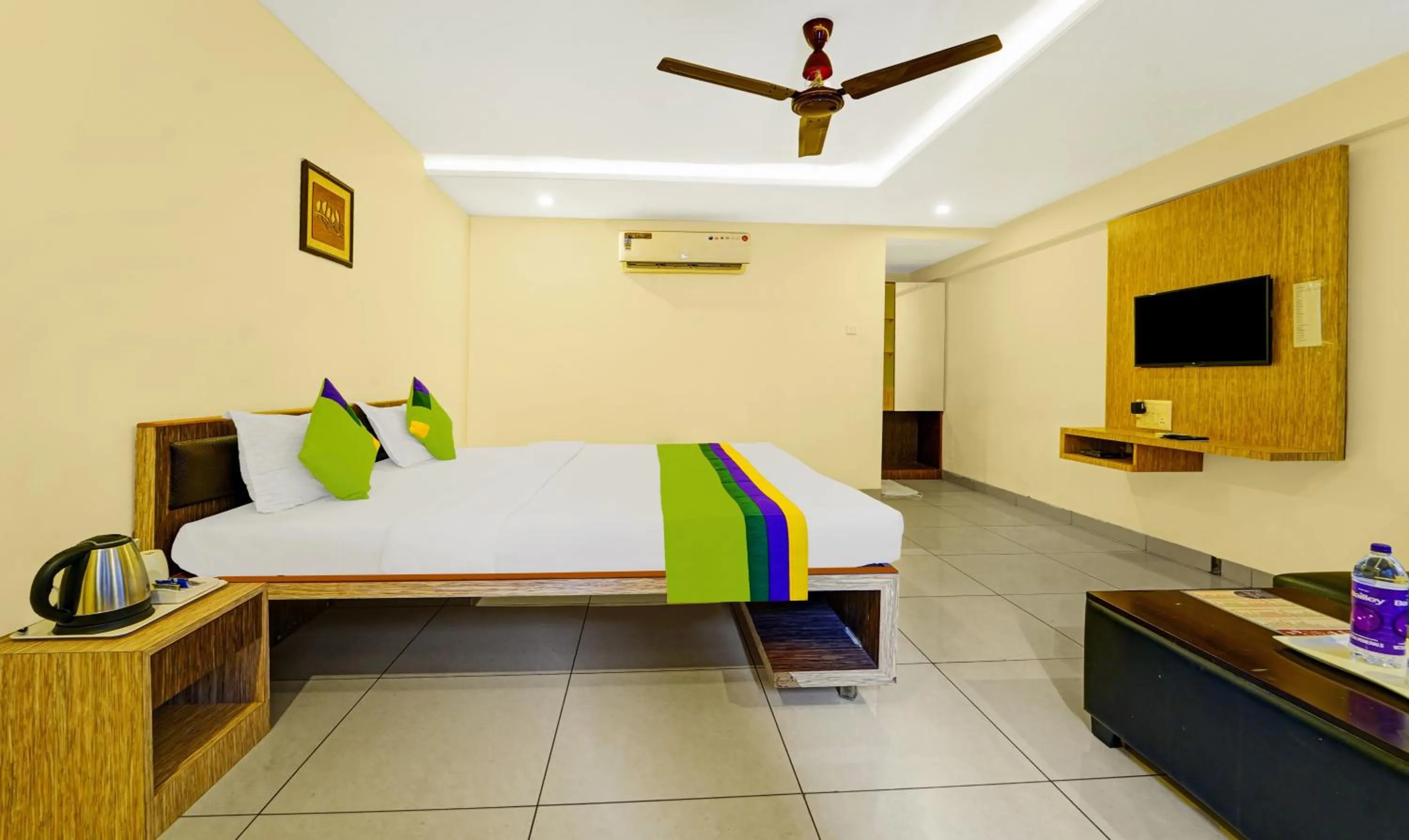 Bedroom, Bed in Treebo Surya Comforts, 200 Mtrs From Kolhapur Railway Station