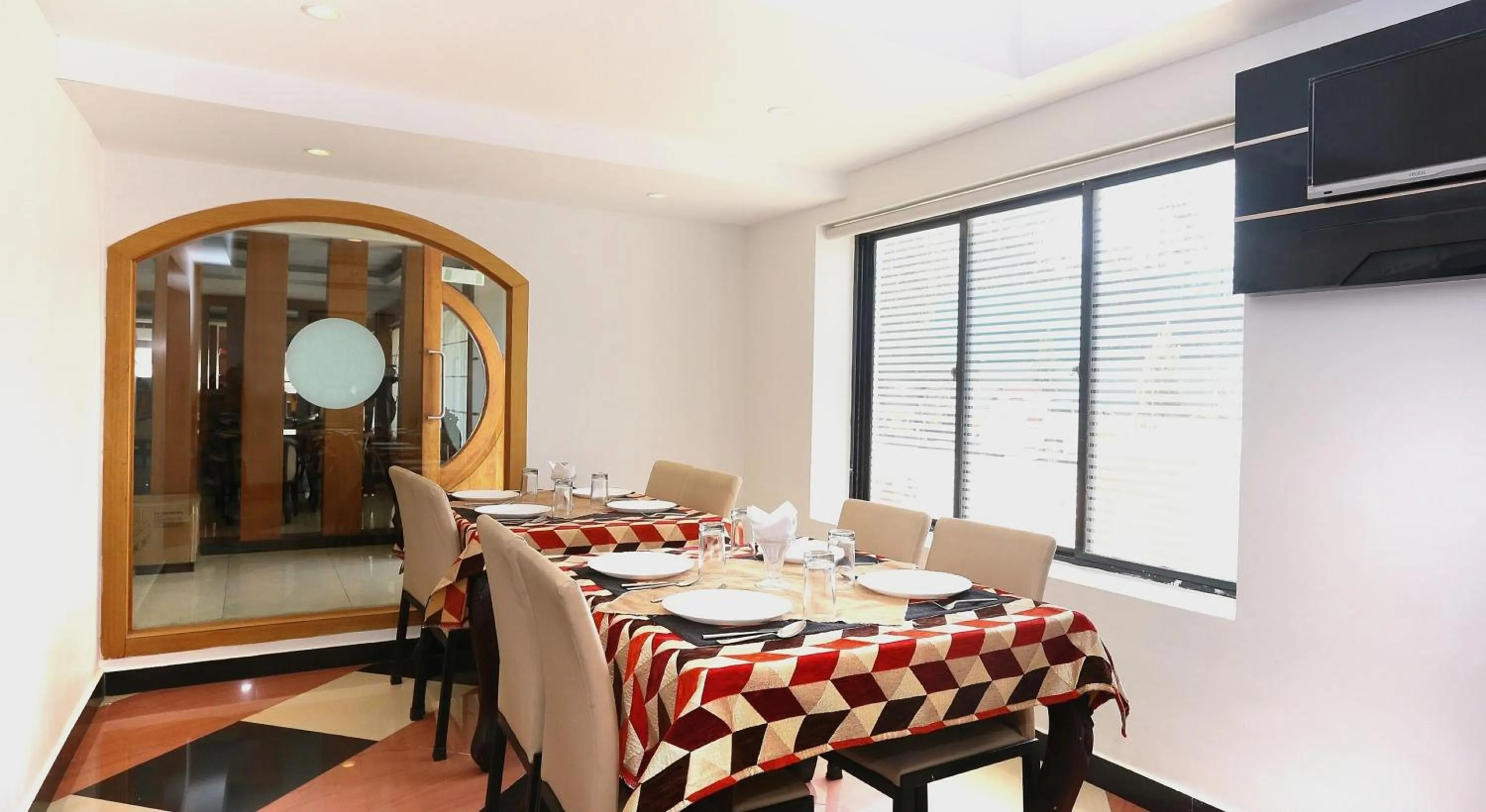 Restaurant/places to eat in Super Townhouse Dona Castle