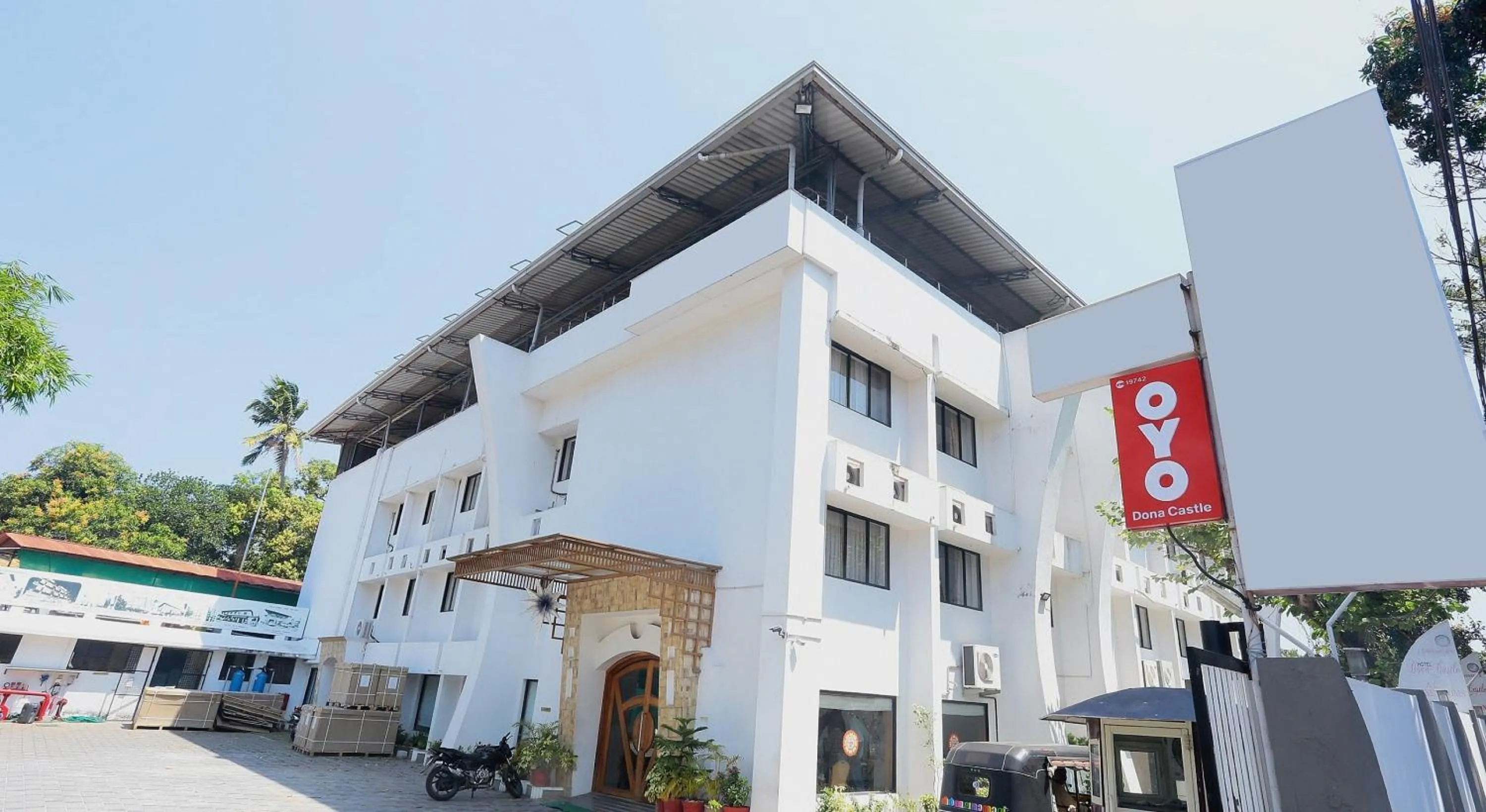 Facade/entrance in Townhouse Dona Castle