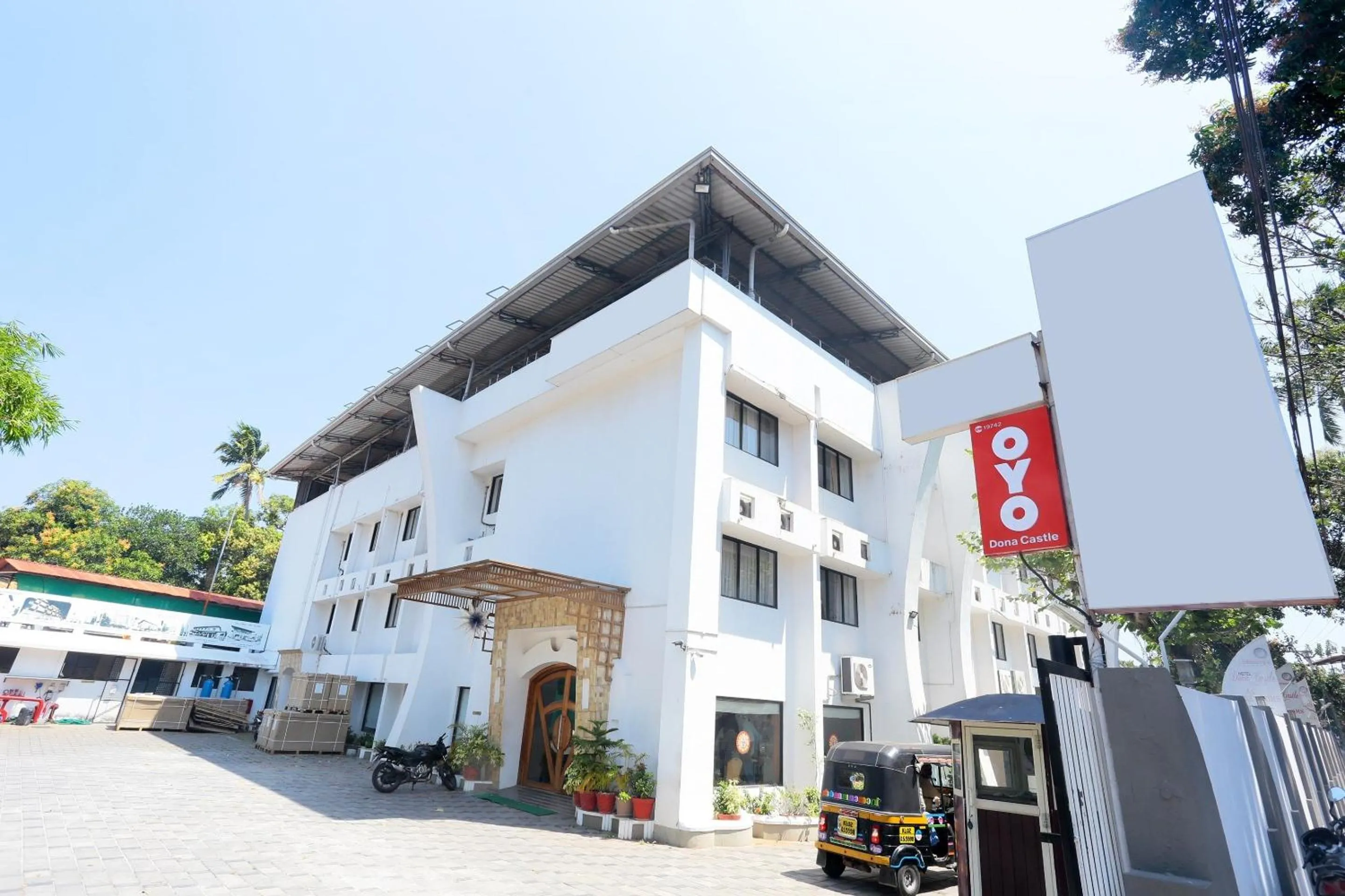 Facade/entrance in Townhouse Dona Castle