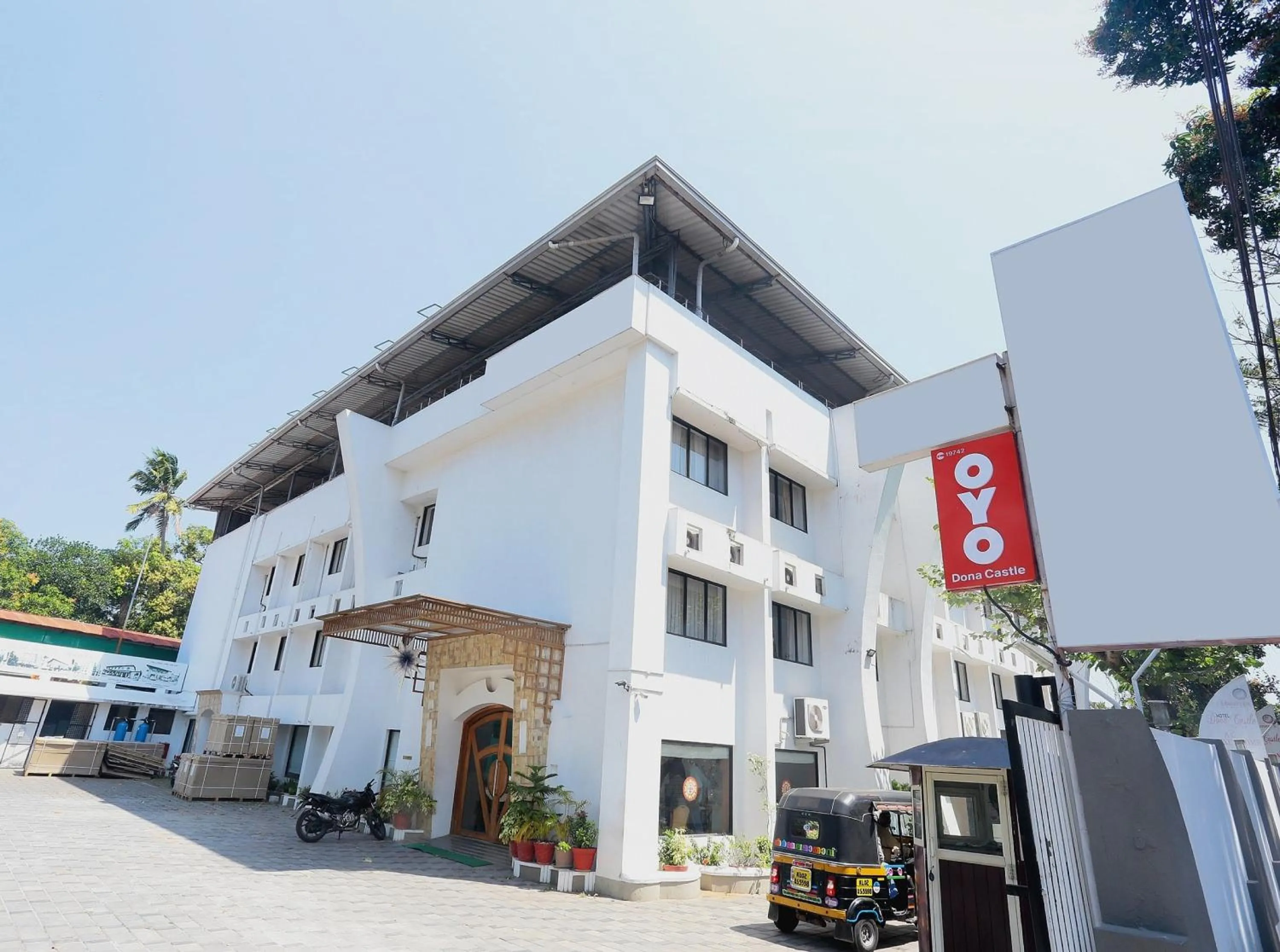 Facade/entrance in Townhouse Dona Castle
