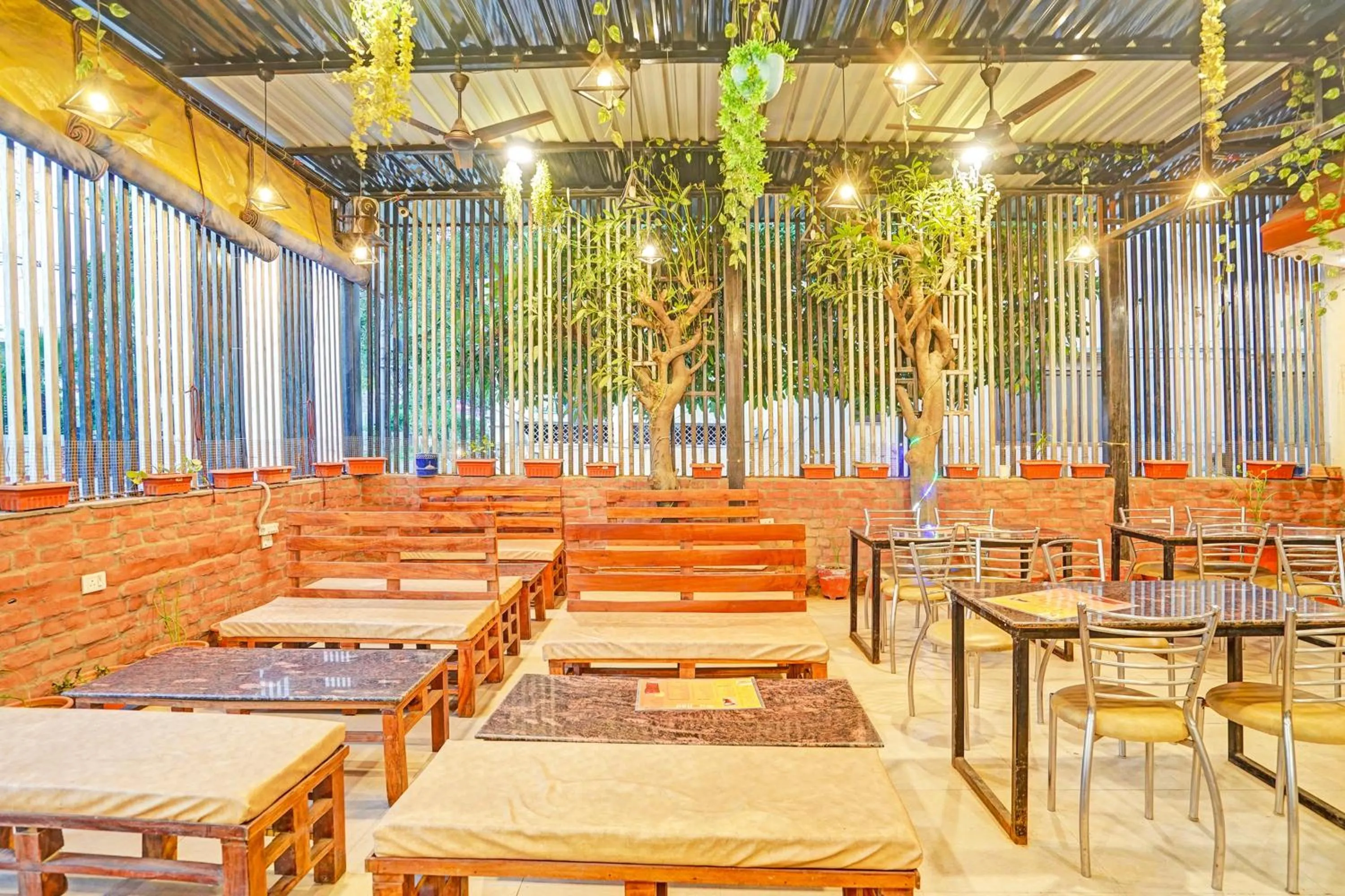 Restaurant/places to eat in Super Collection O Mathura Near Railway Station