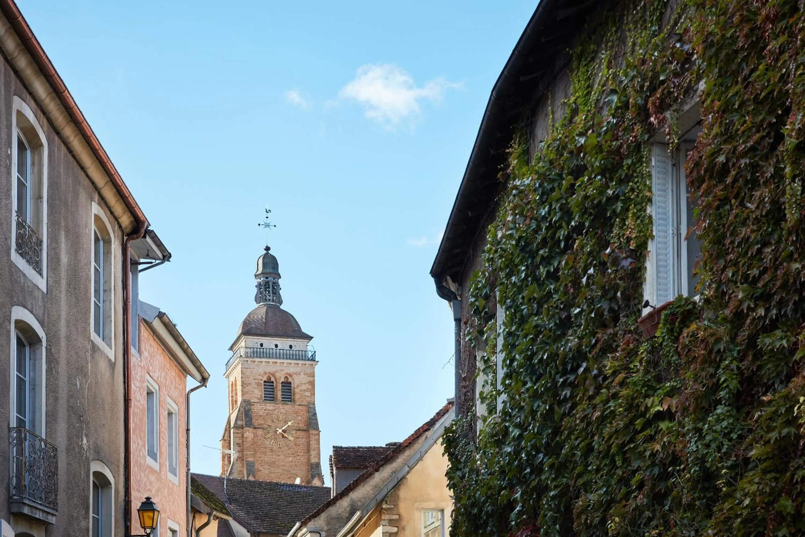 Quiet street view in La Closerie des Capucines