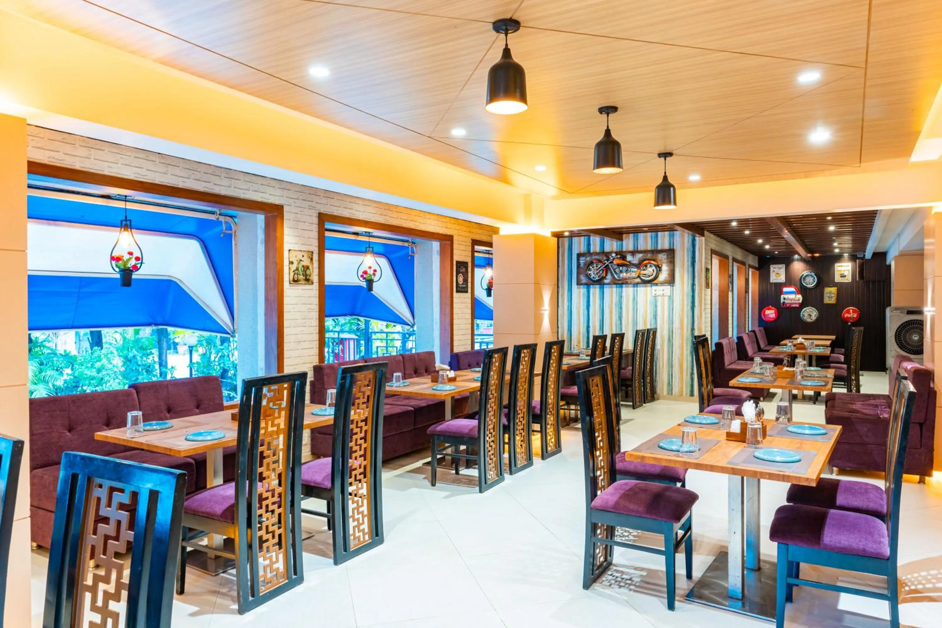 Restaurant/places to eat in Treebo The Blue Roof