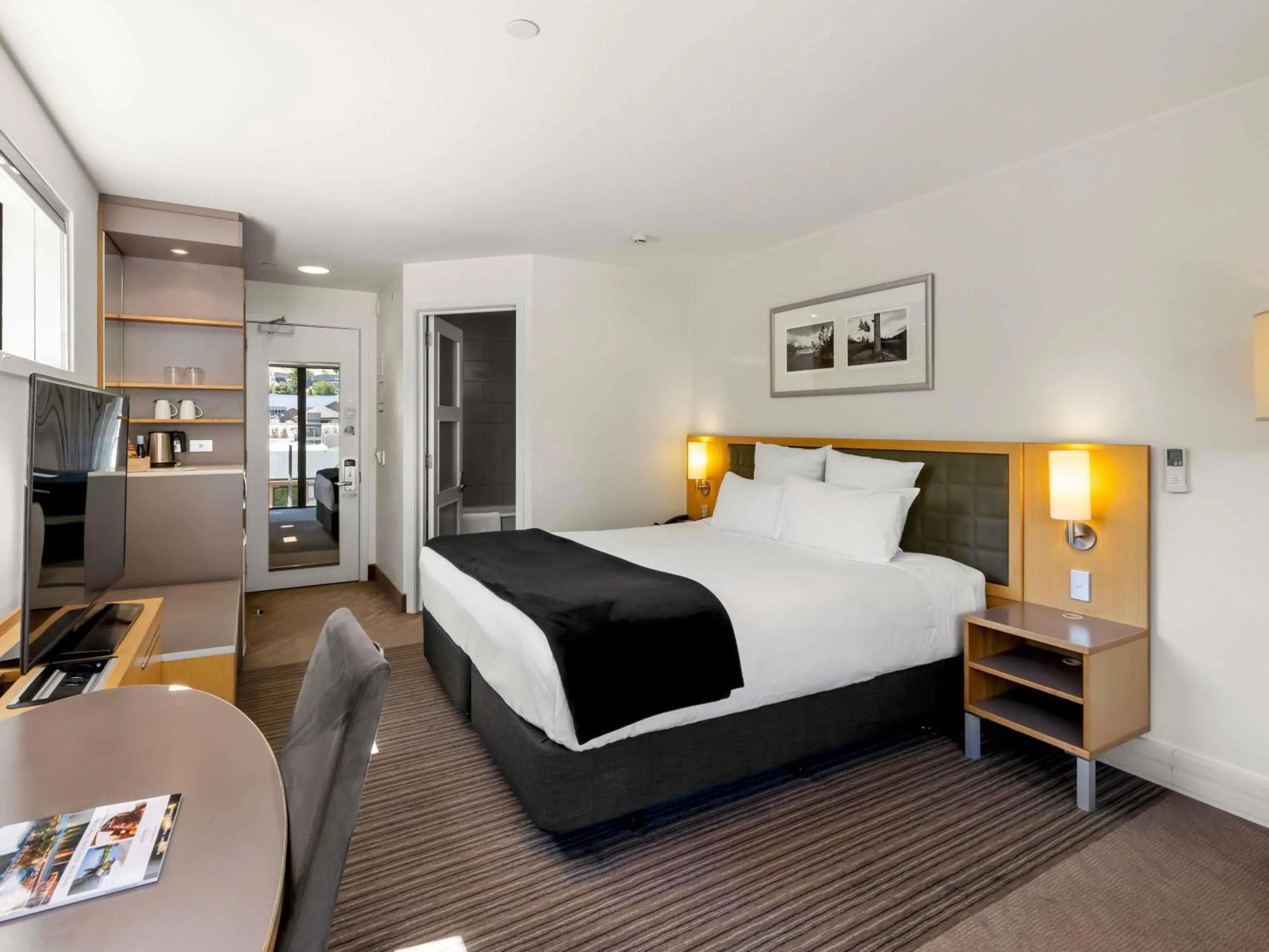 Bedroom, Bed in Novotel Queenstown Lakeside