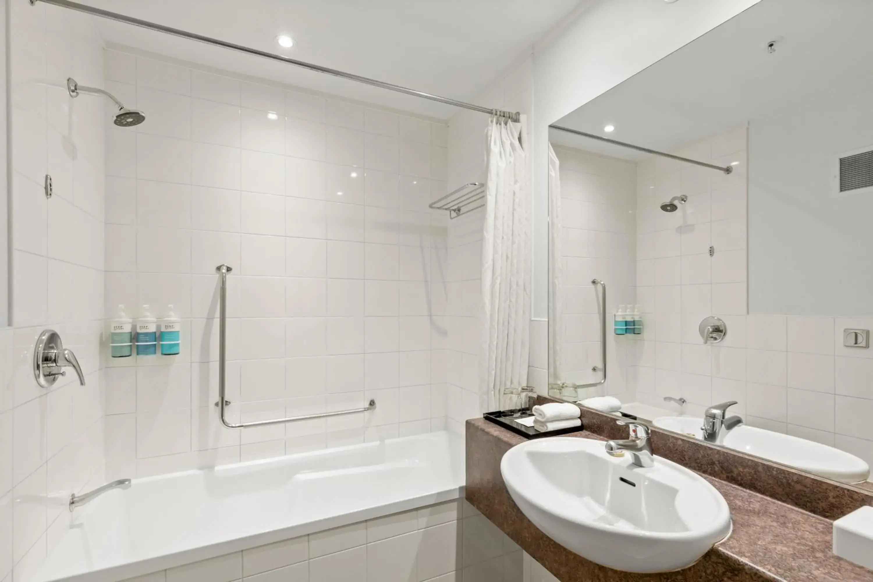 Lakeside King Room in Novotel Queenstown Lakeside Lakeside King Room in Novotel Queenstown Lakeside