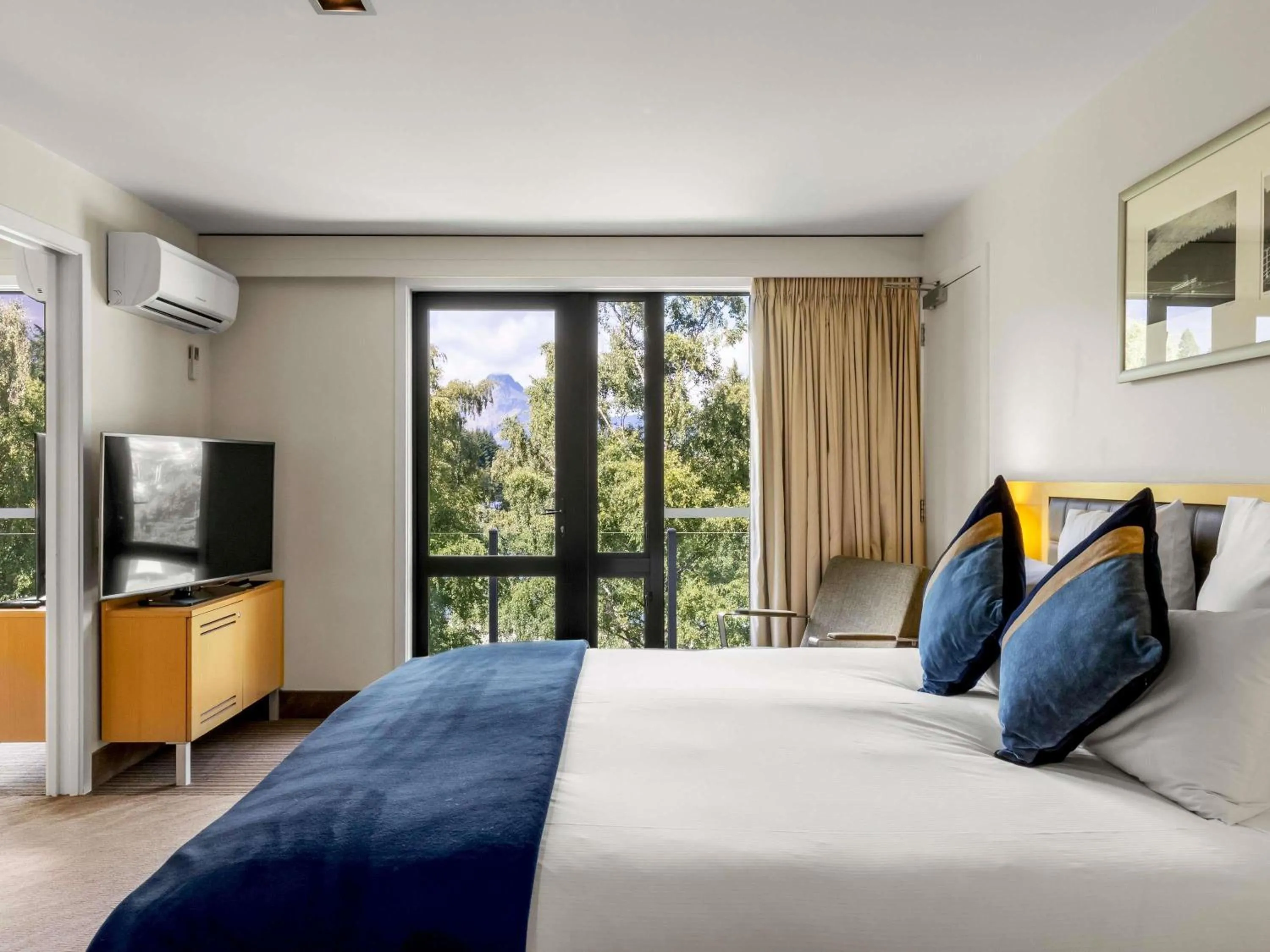 Bedroom, Bed in Novotel Queenstown Lakeside