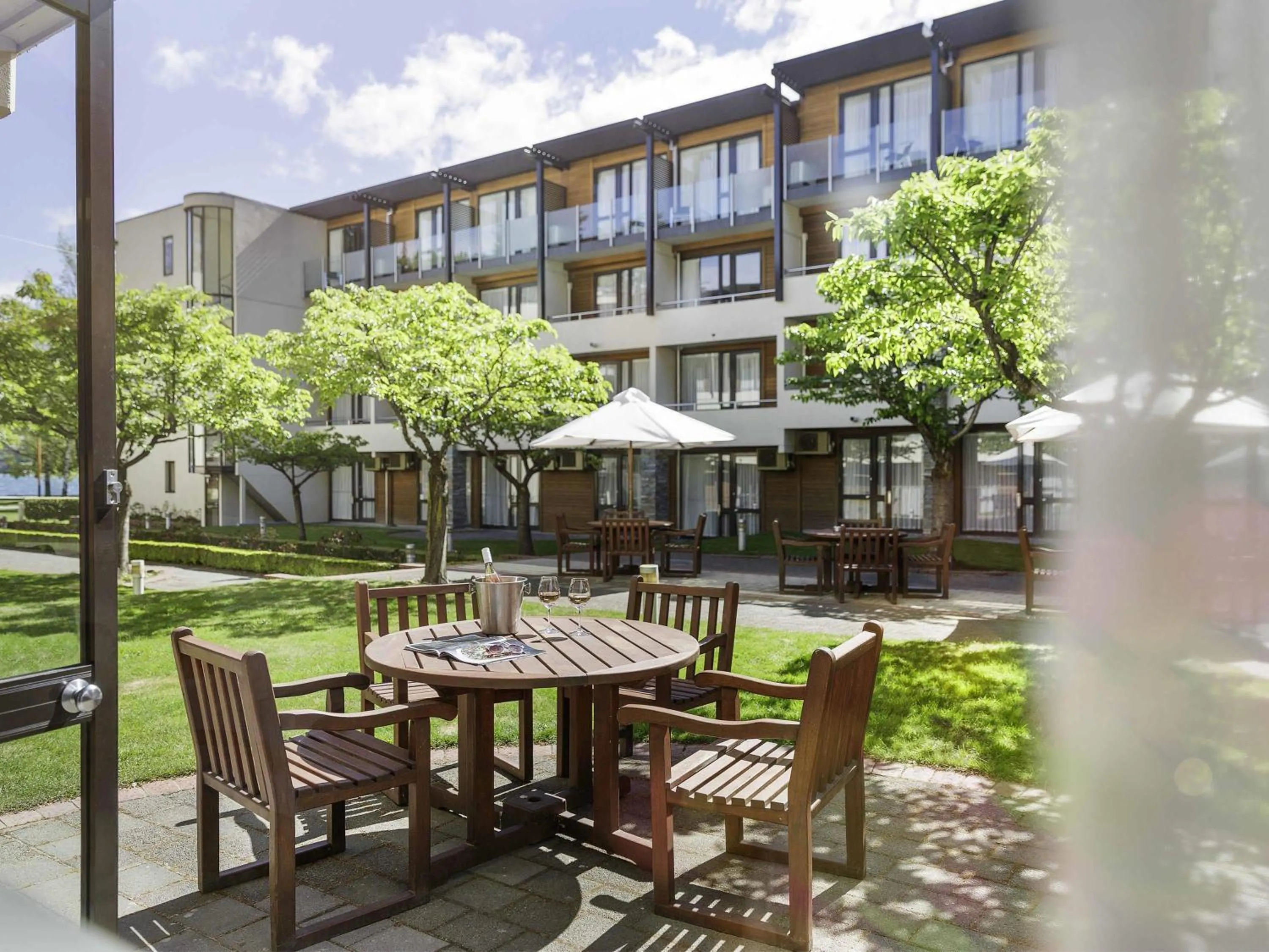 Lounge or bar in Novotel Queenstown Lakeside