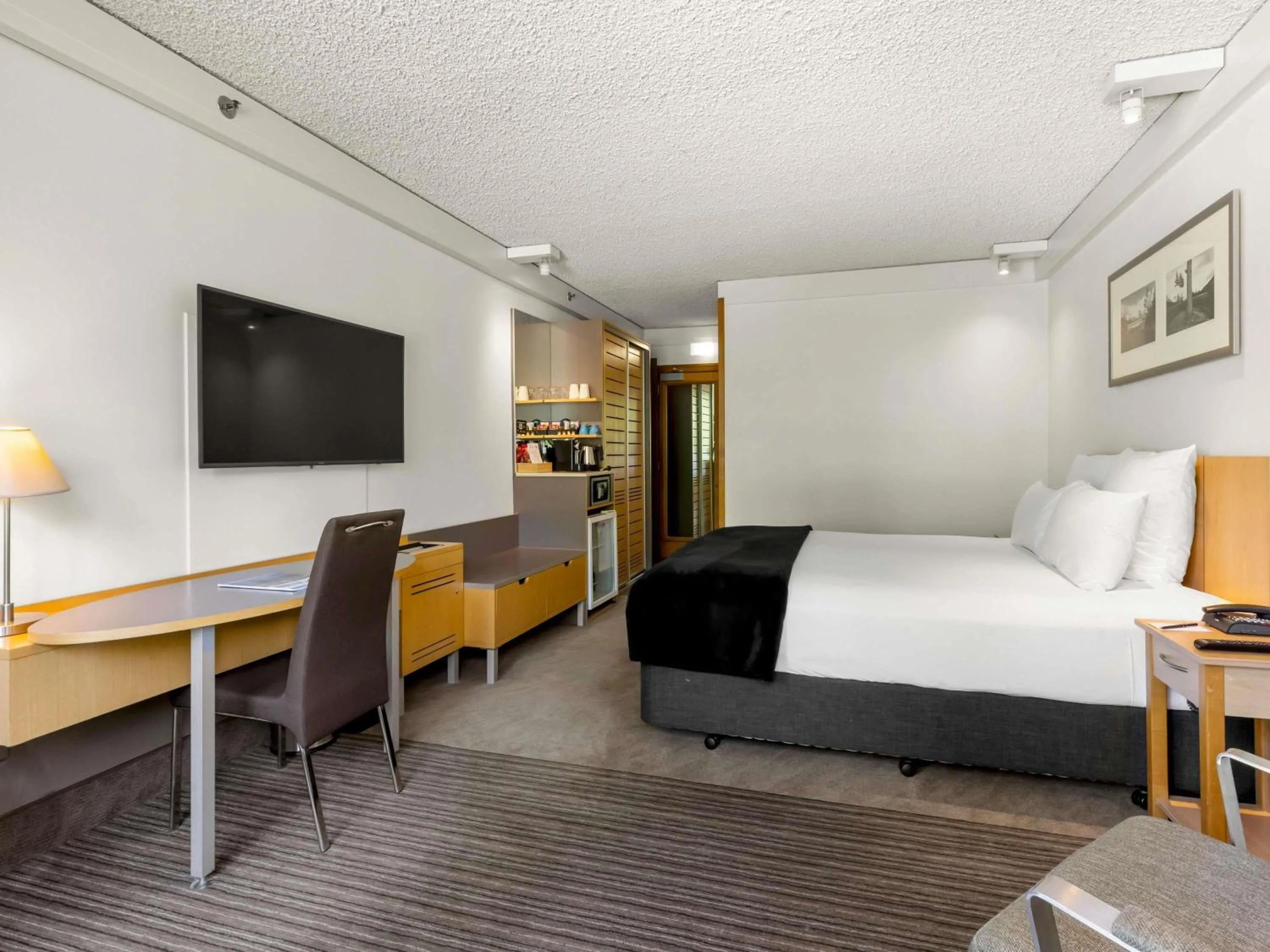 Bedroom, Bed in Novotel Queenstown Lakeside