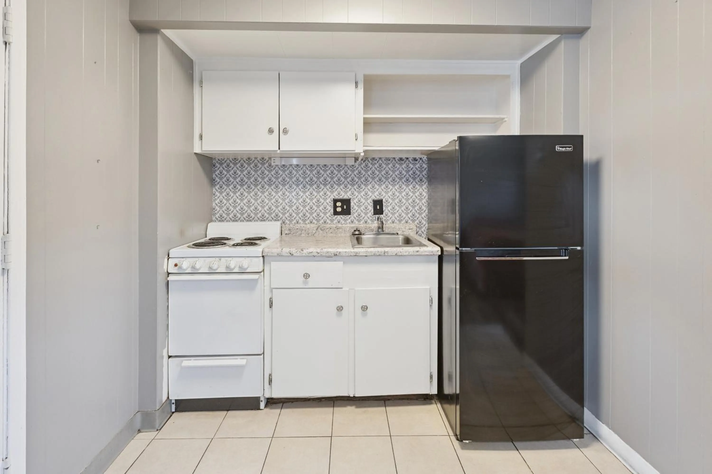 Kitchen or kitchenette in Currys Motel by OYO Saginaw MI