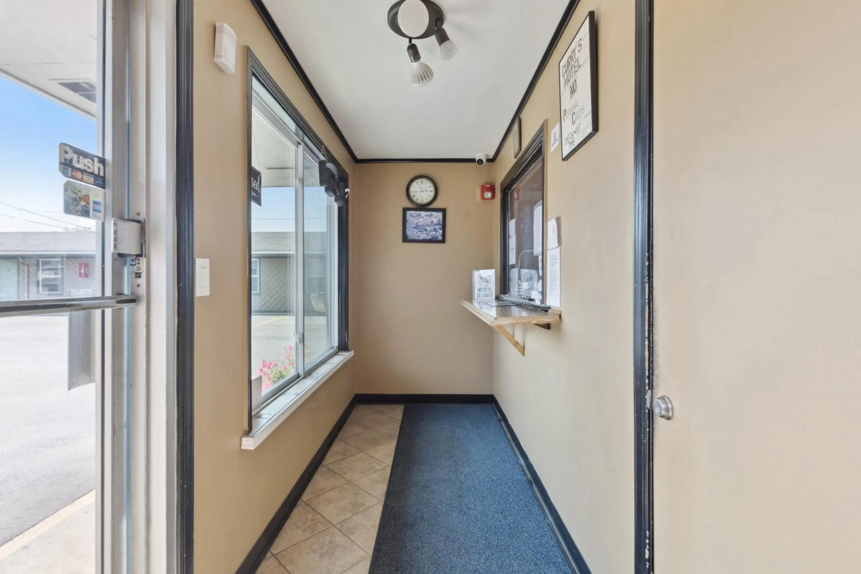 Lobby or reception in Currys Motel by OYO Saginaw MI