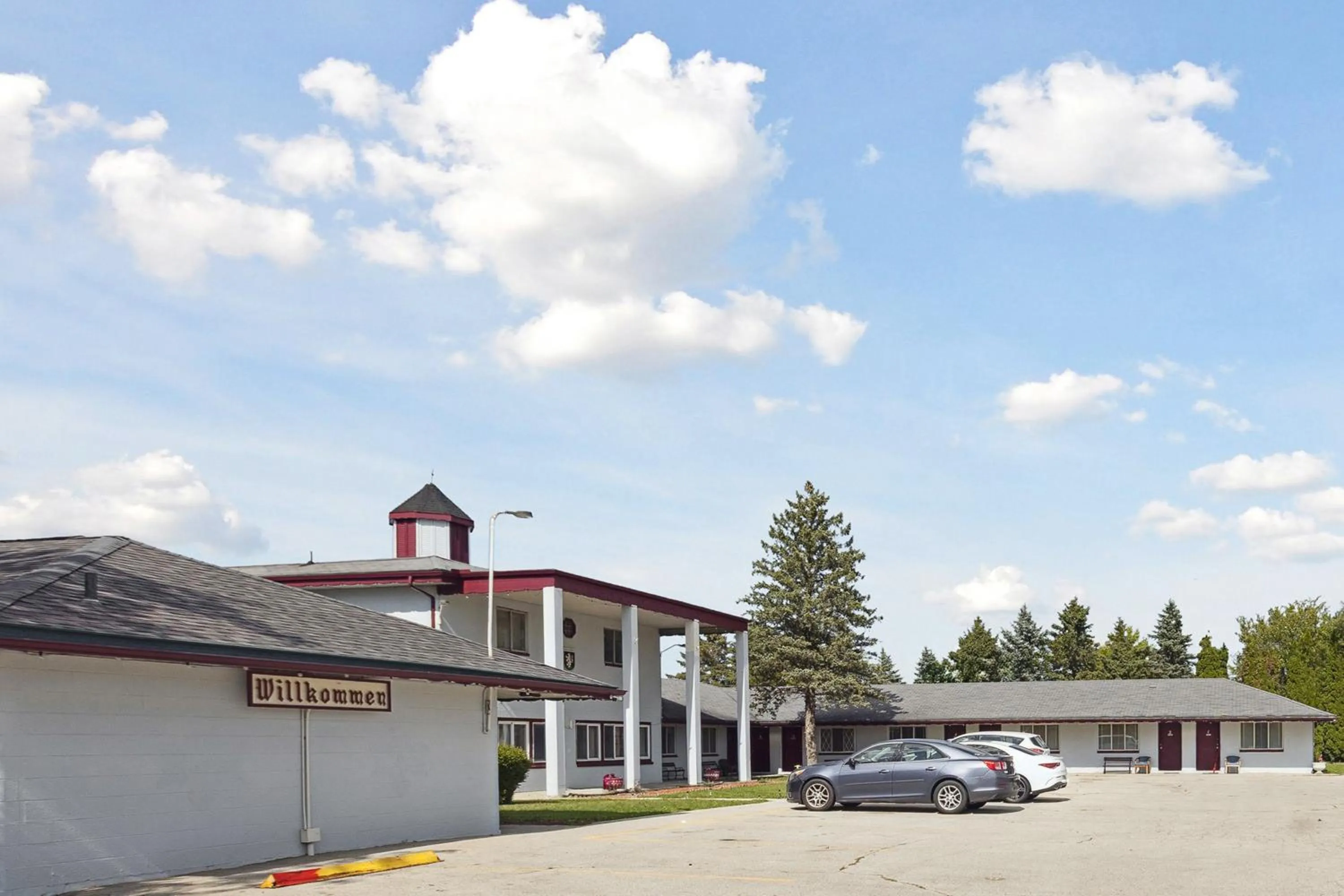 Parking in Currys Motel by OYO Saginaw MI