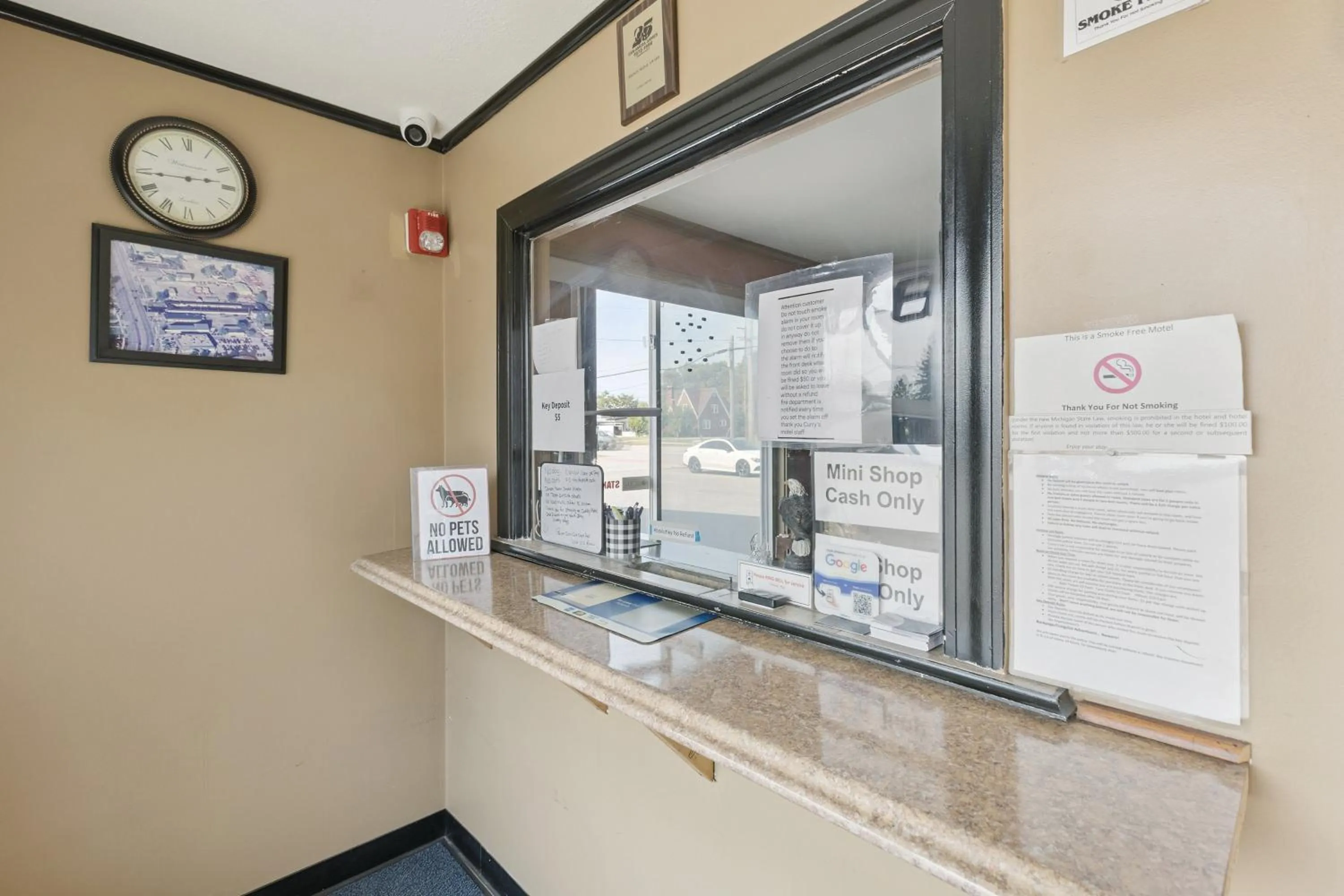 Lobby or reception in Currys Motel by OYO Saginaw MI