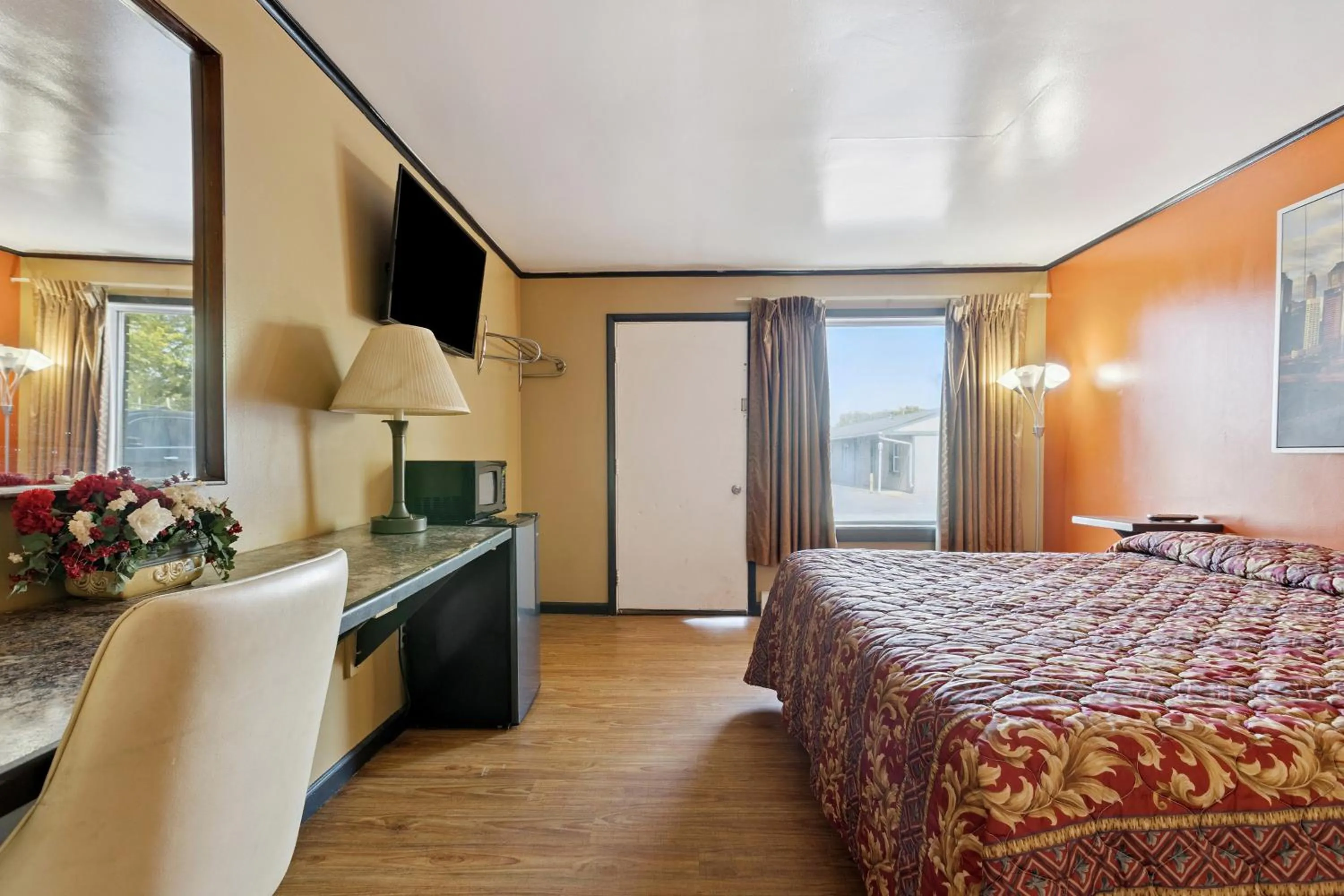 Bedroom, Bed in Currys Motel by OYO Saginaw MI