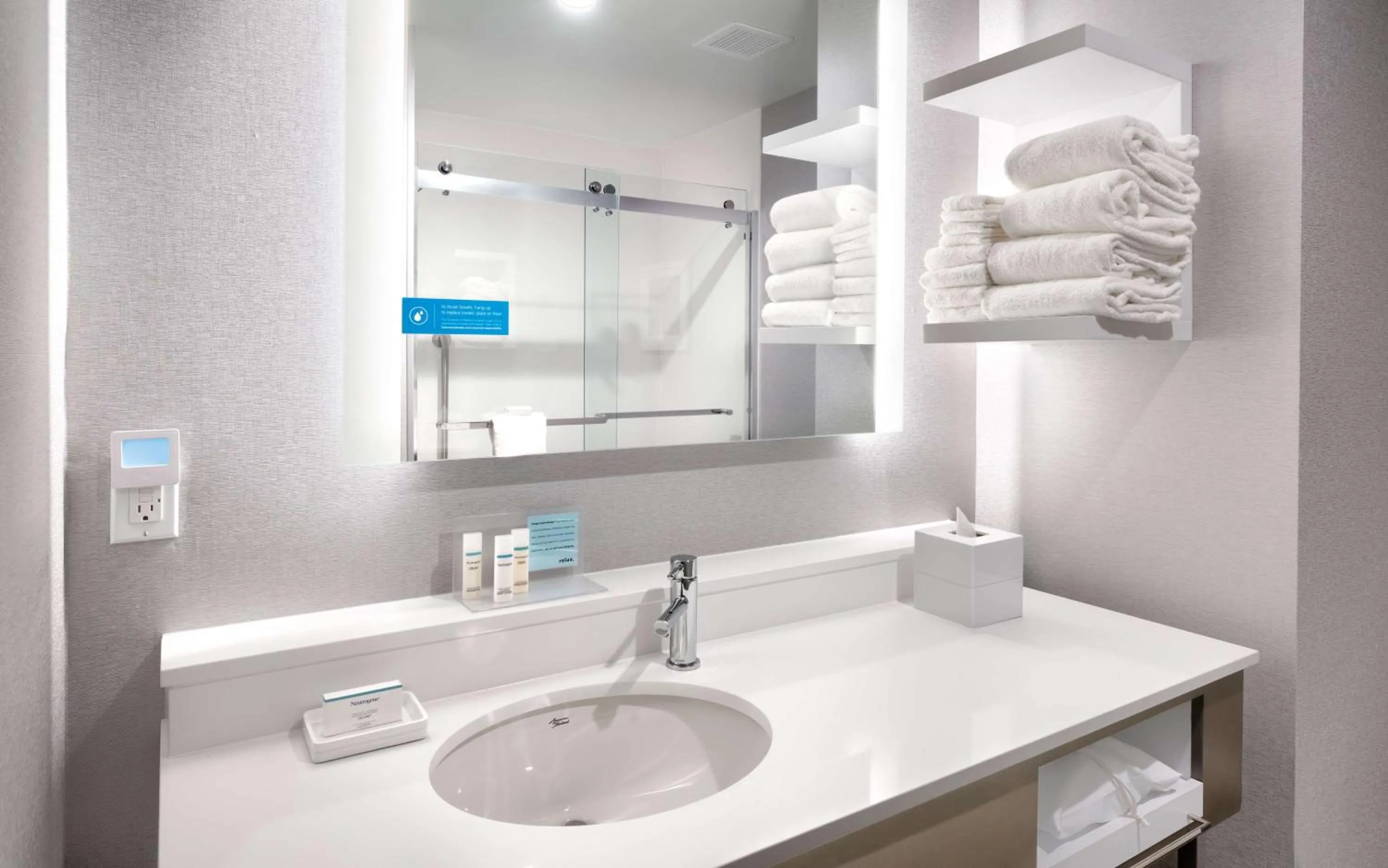 Bathroom in Hampton Inn & Suites Anaheim Resort Convention Center