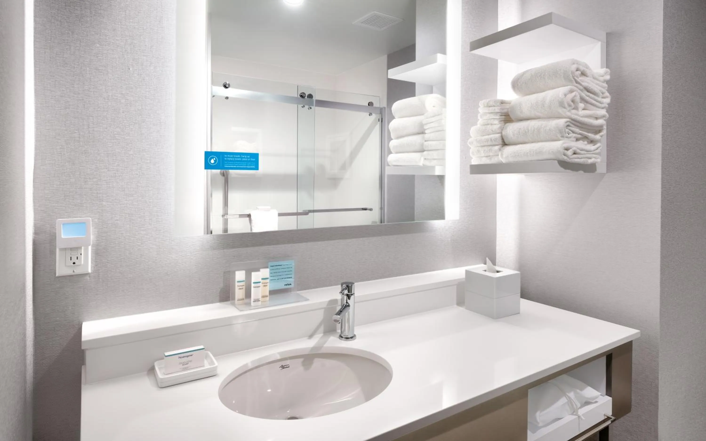 Bathroom in Hampton Inn & Suites Anaheim Resort Convention Center