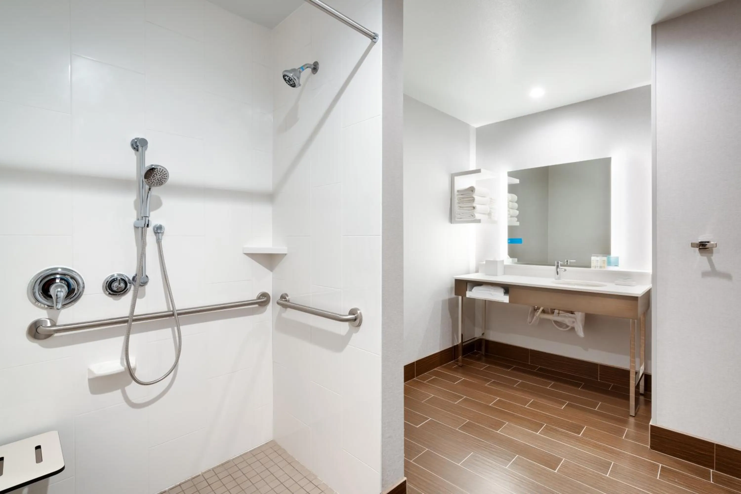 Bathroom in Hampton Inn & Suites Anaheim Resort Convention Center