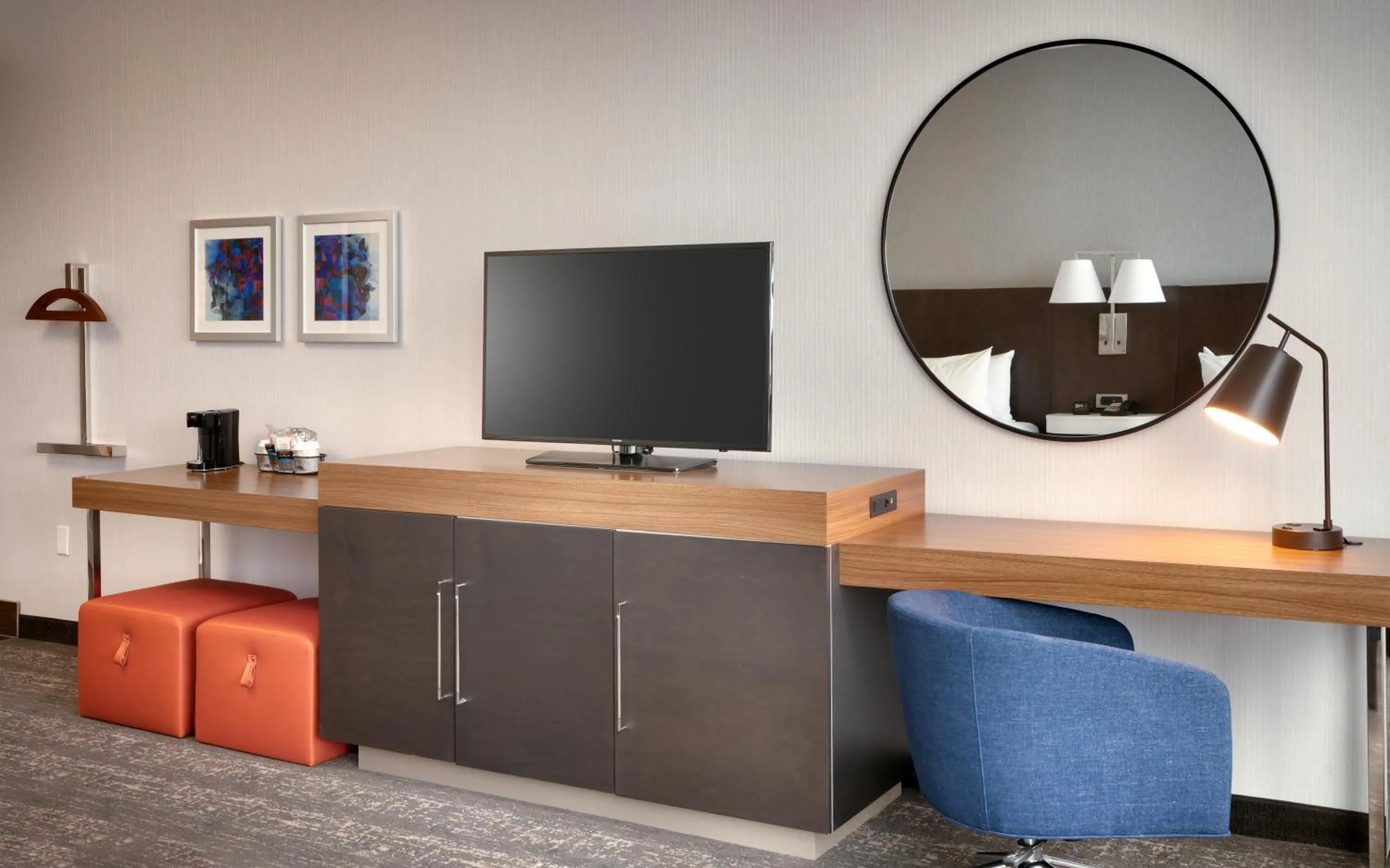 TV and multimedia in Hampton Inn & Suites Anaheim Resort Convention Center