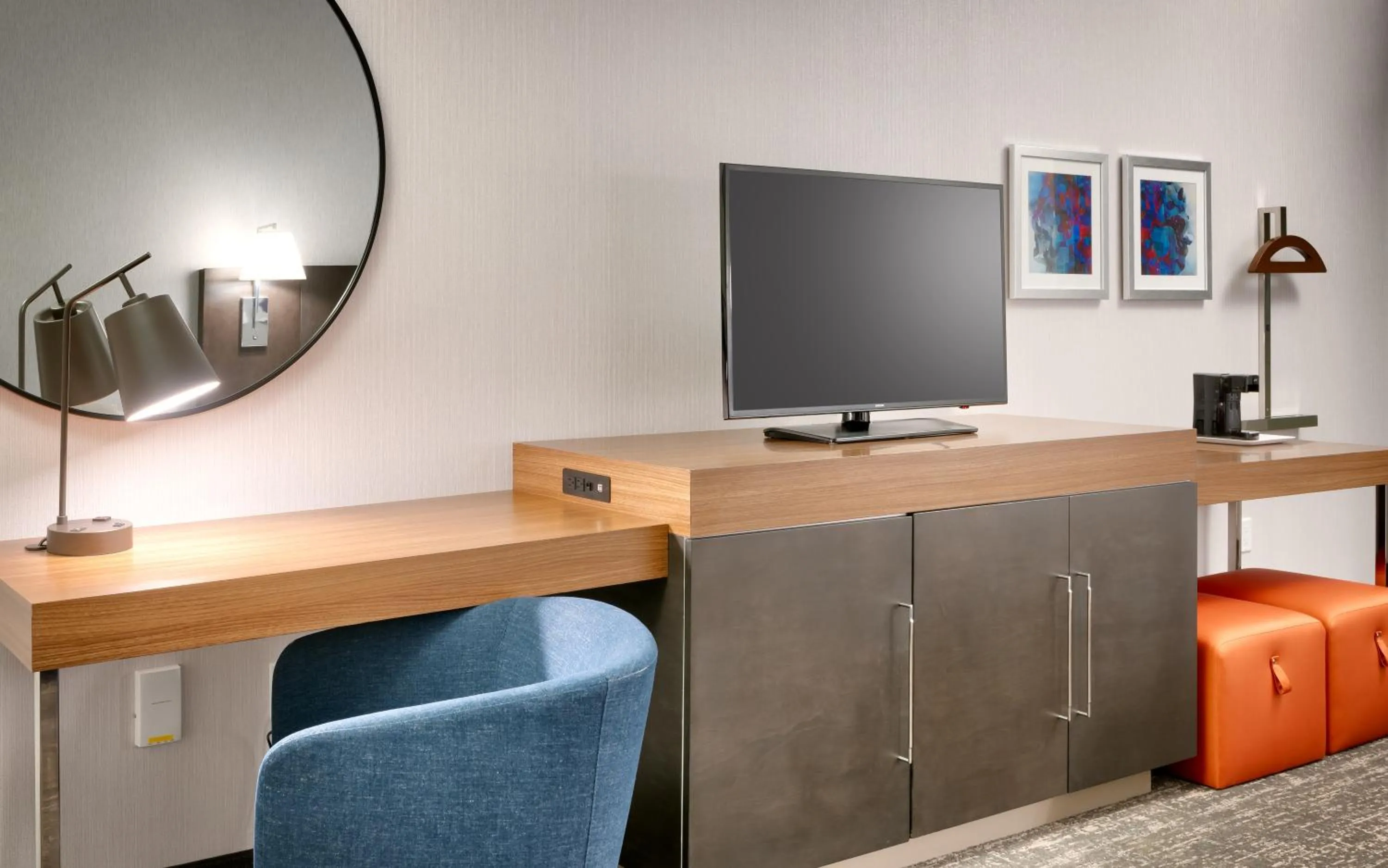 TV and multimedia in Hampton Inn & Suites Anaheim Resort Convention Center