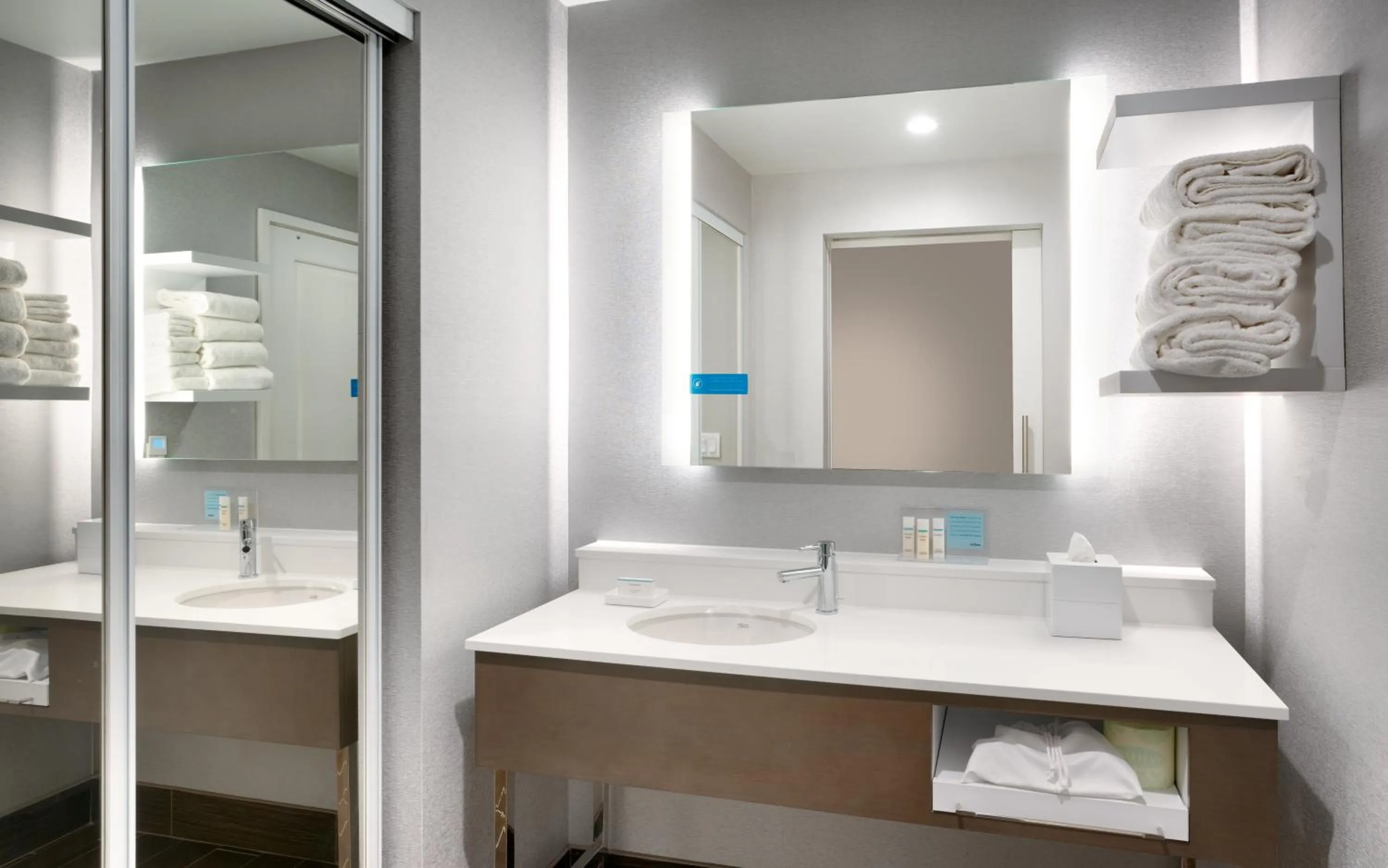 Bathroom in Hampton Inn & Suites Anaheim Resort Convention Center