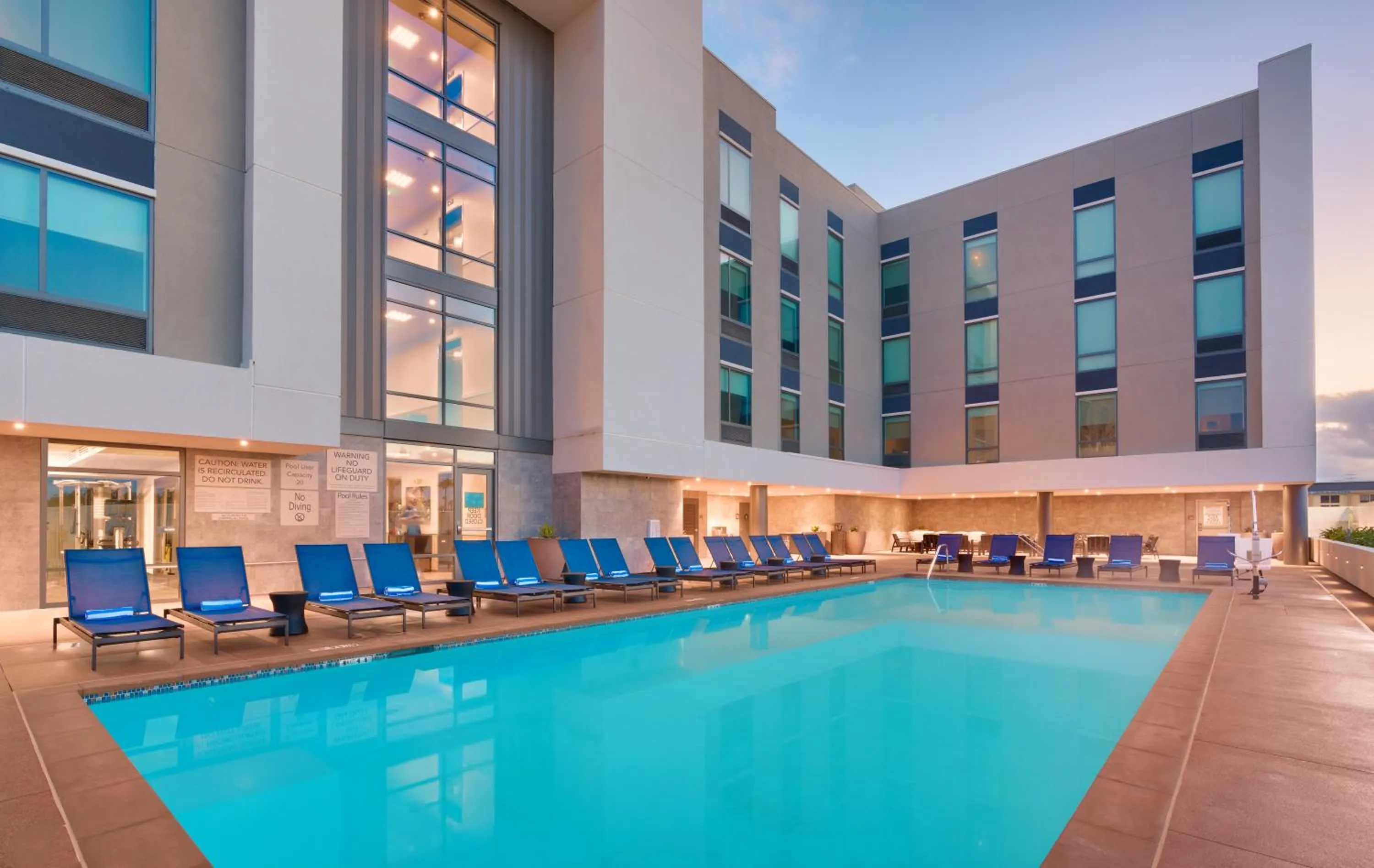 Swimming pool in Hampton Inn & Suites Anaheim Resort Convention Center