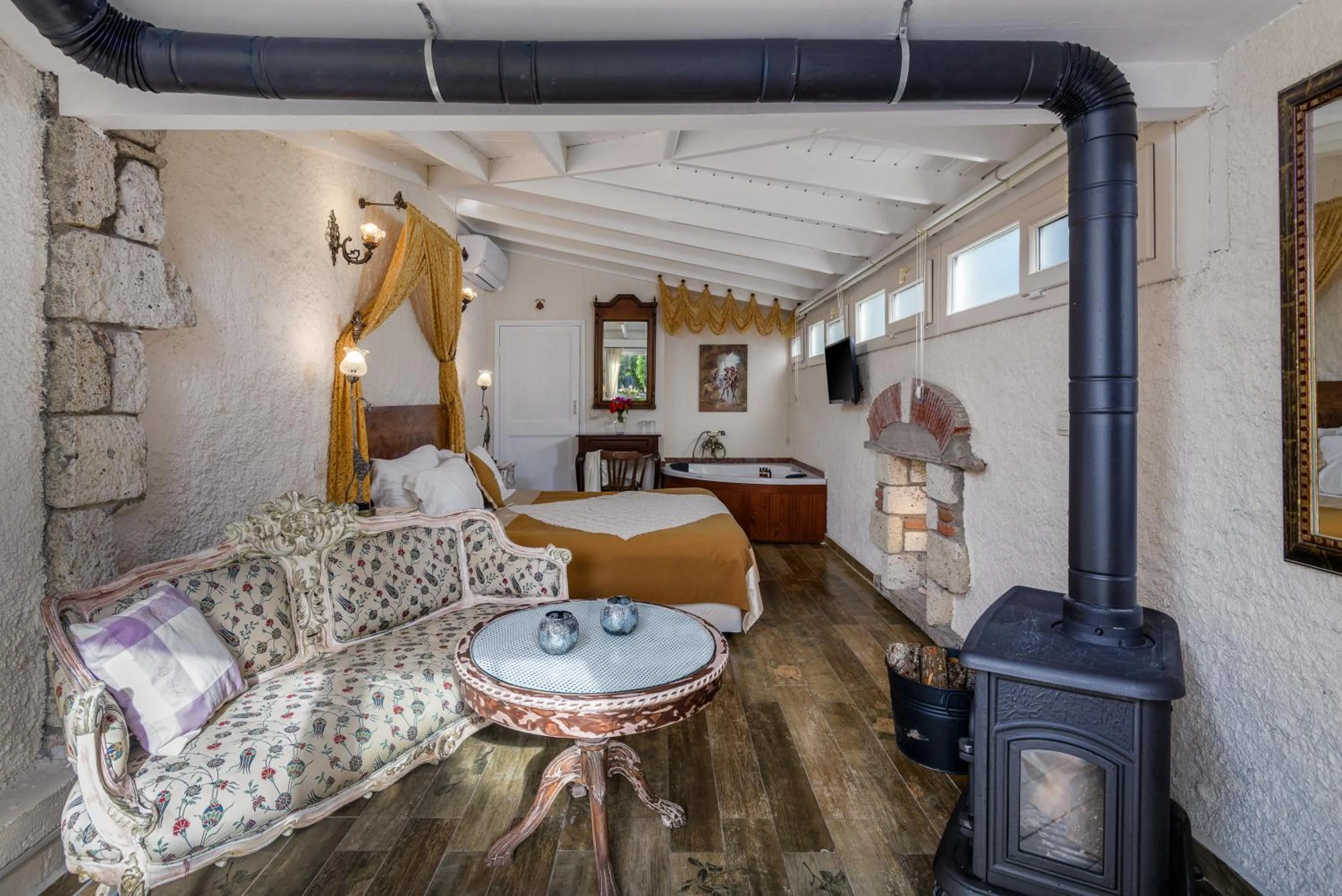 Photo of the whole room in Alaçatı Sultan Konak Butik Otel ℳℛ Luxury Concept