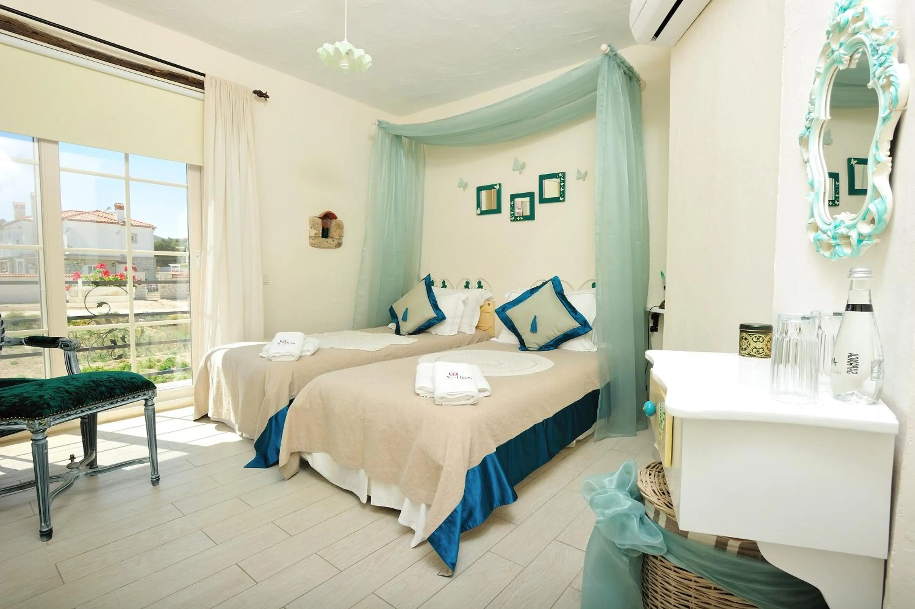 Photo of the whole room, Bed in Alaçatı Sultan Konak Butik Otel ℳℛ Luxury Concept