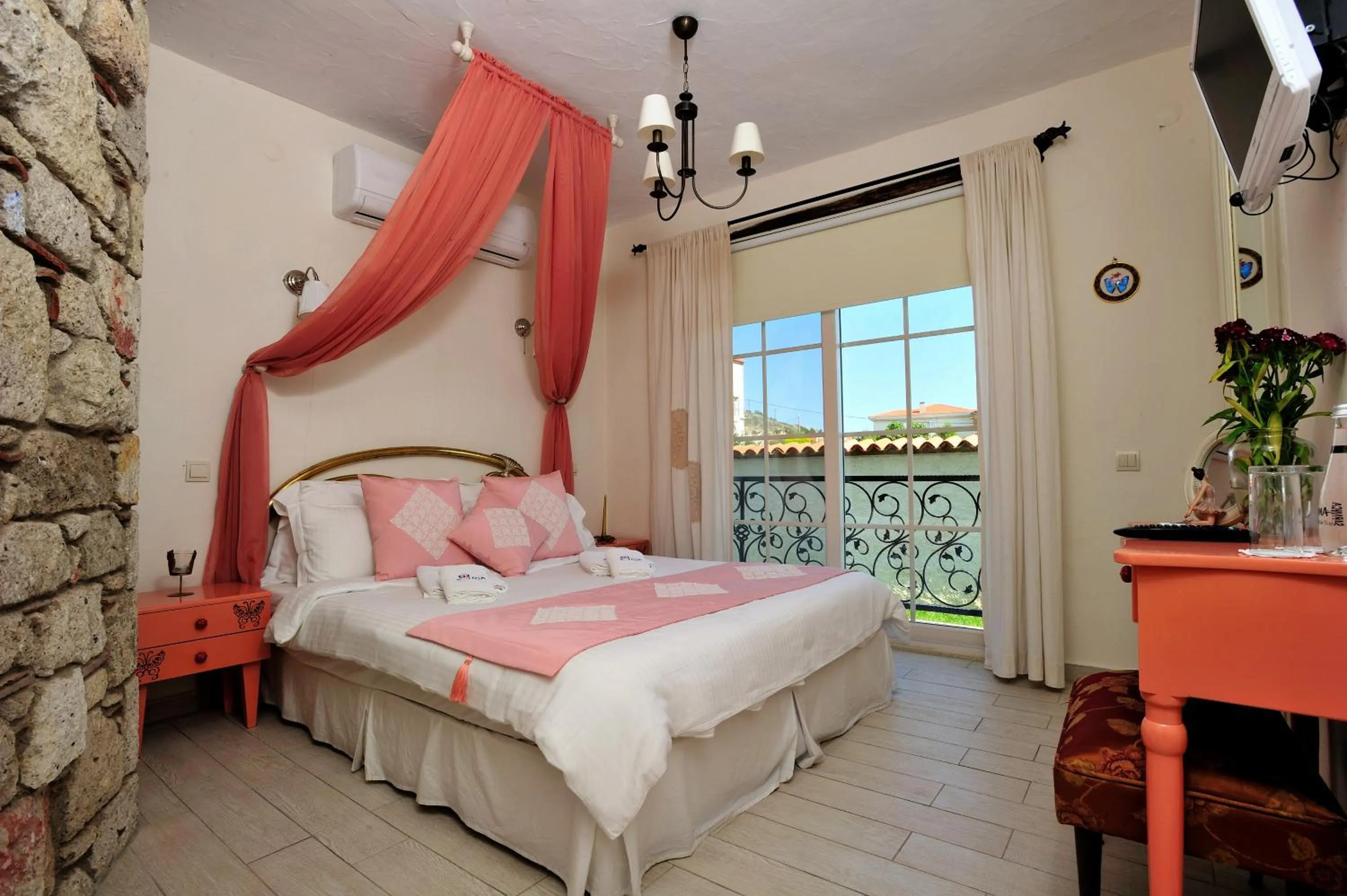 Photo of the whole room, Bed in Alaçatı Sultan Konak Butik Otel ℳℛ Luxury Concept