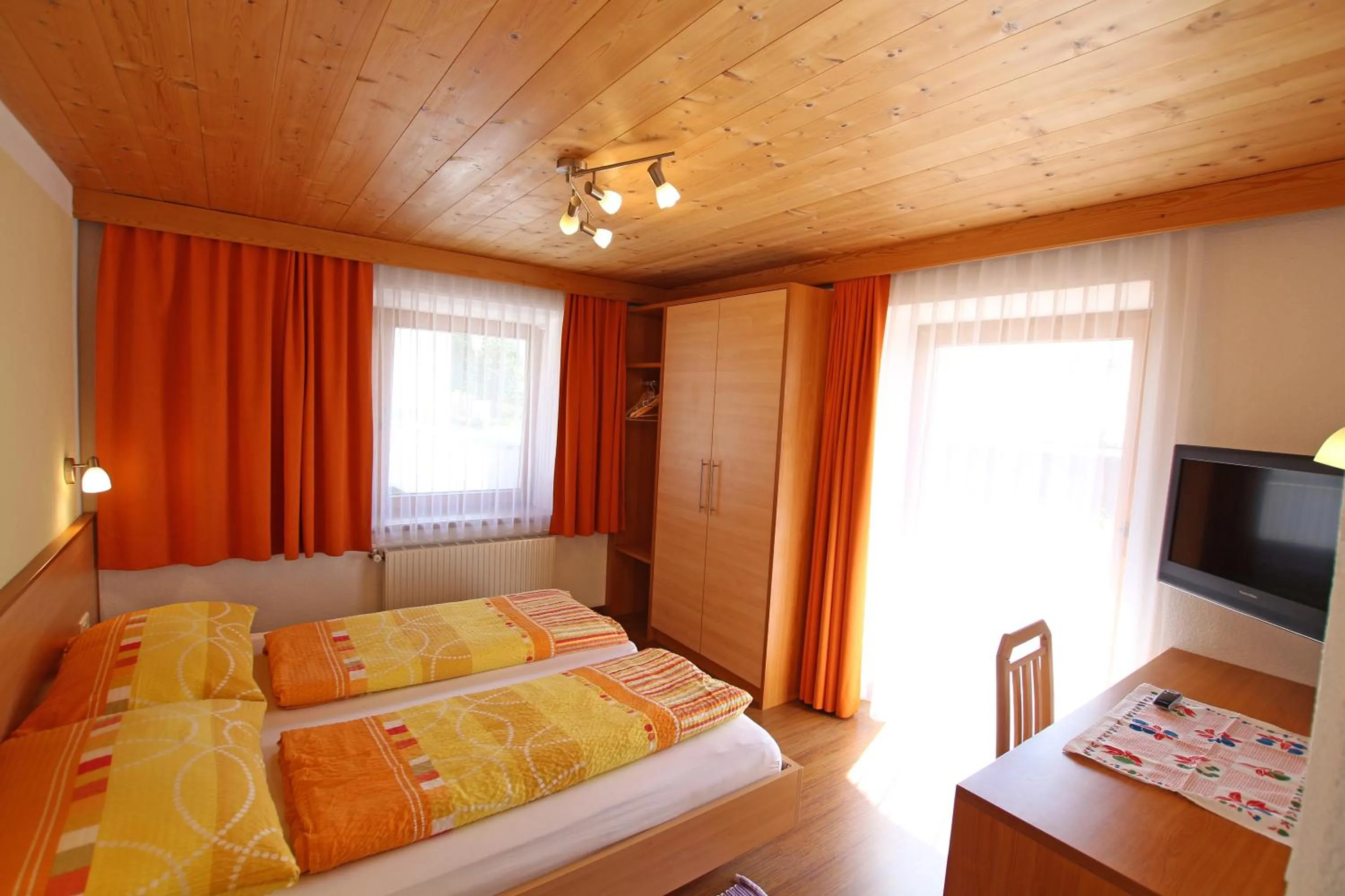 TV and multimedia, Bed in Gästeheim Anni Winkler