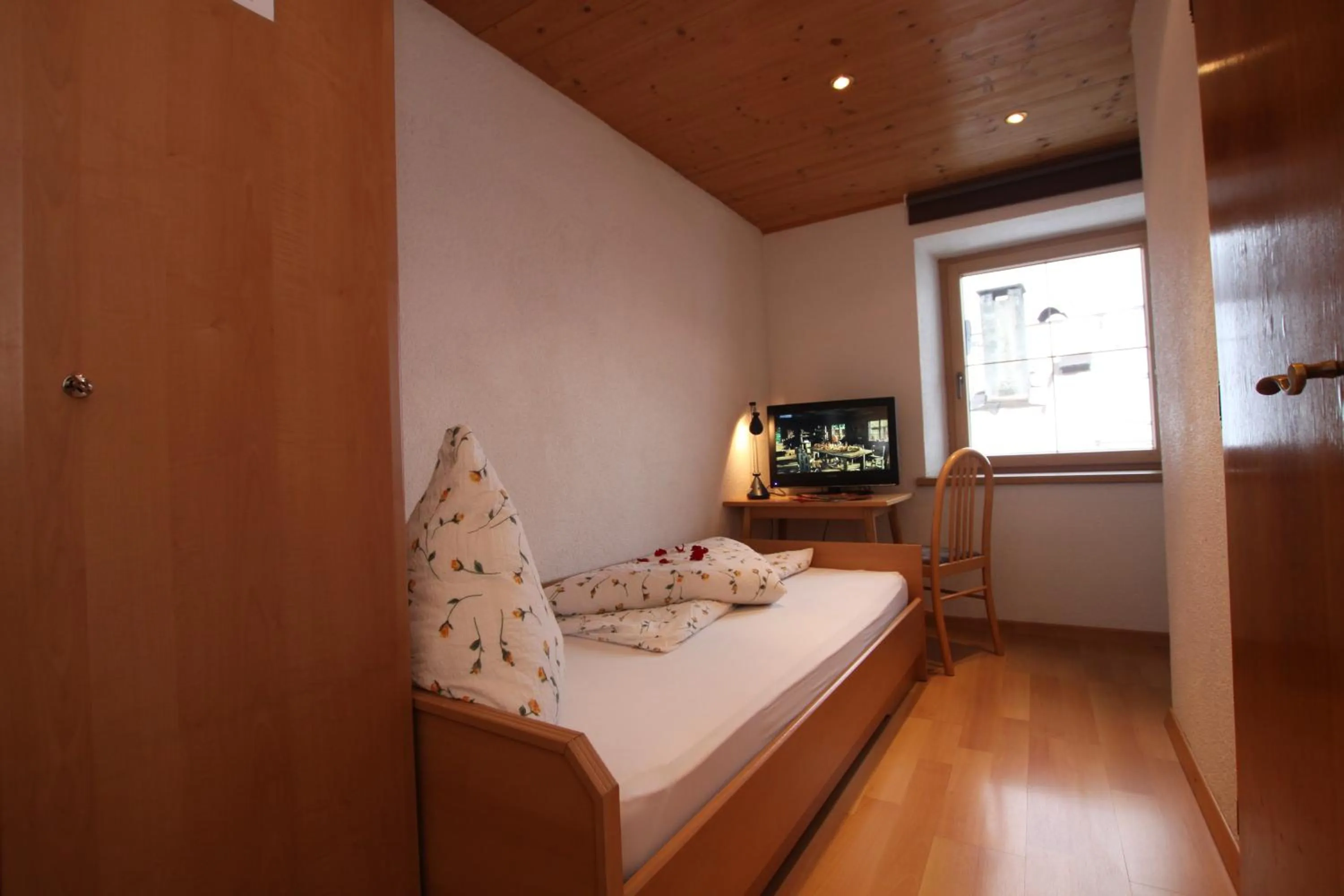 TV and multimedia, Bed in Gästeheim Anni Winkler