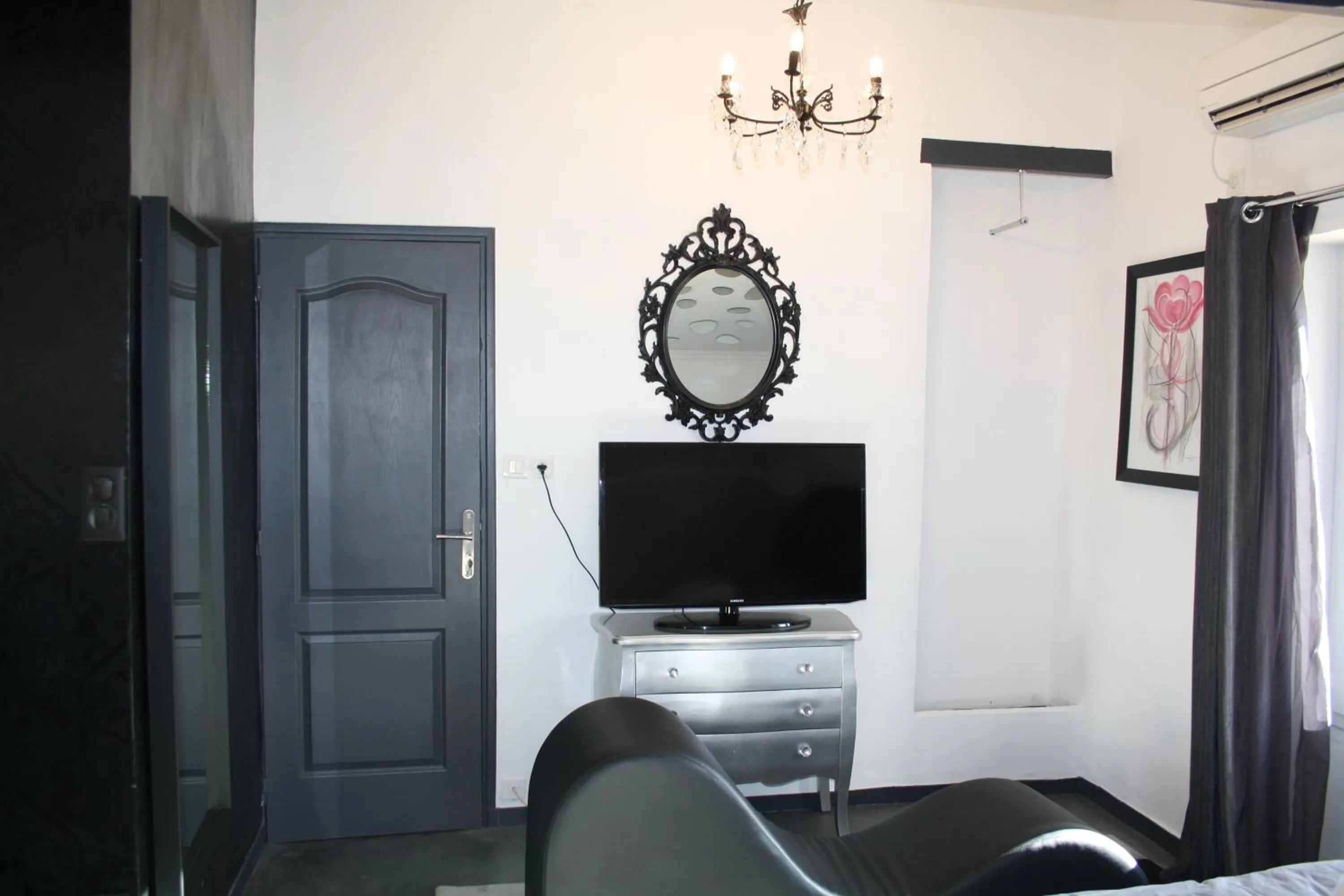 Photo of the whole room in LA PARENTHESE AMOUREUSE