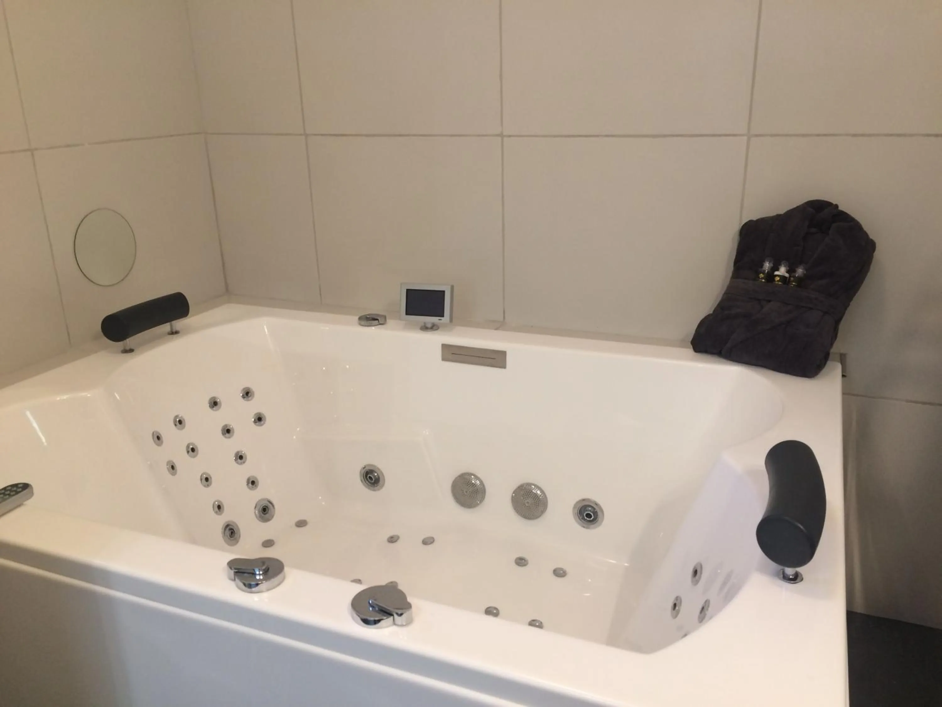 Hot Tub in LA PARENTHESE AMOUREUSE