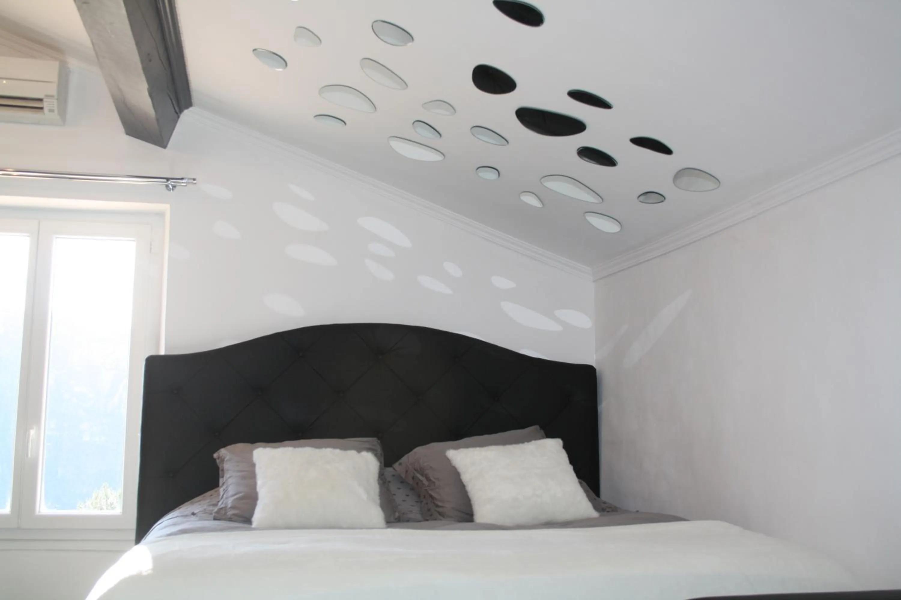 Bed in LA PARENTHESE AMOUREUSE