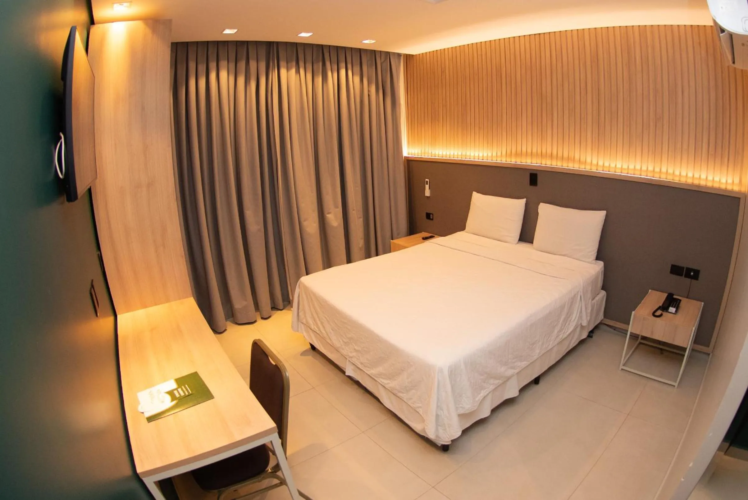 Bedroom, Bed in Golden Plaza Hotel